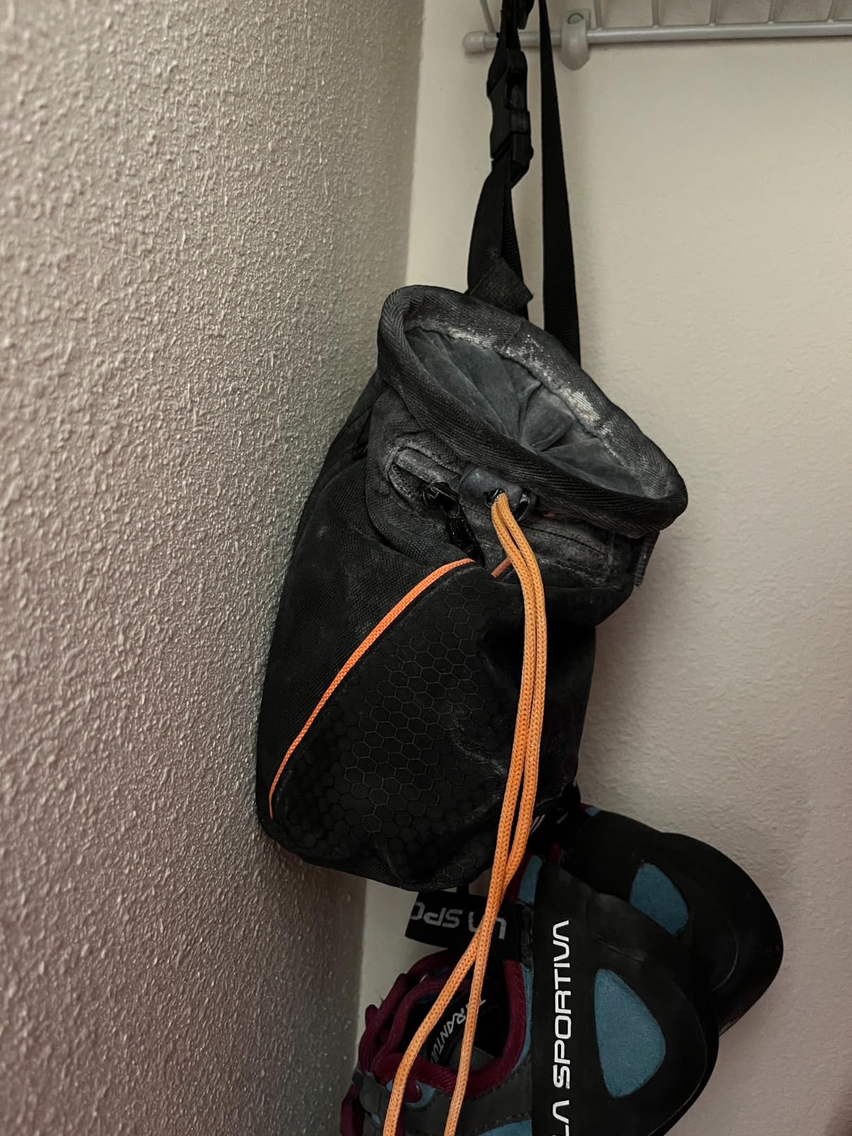 Chalk Bag for Rock Climbing - Rock Climbing Gifts Gear Accessories - Quick-Clip Belt, Large Zippered Pockets & Brush Holder - Weight Lifting, Gym, Bouldering, Disc Golf, Wall, Rock Climbing Chalk Bag customer photo 1