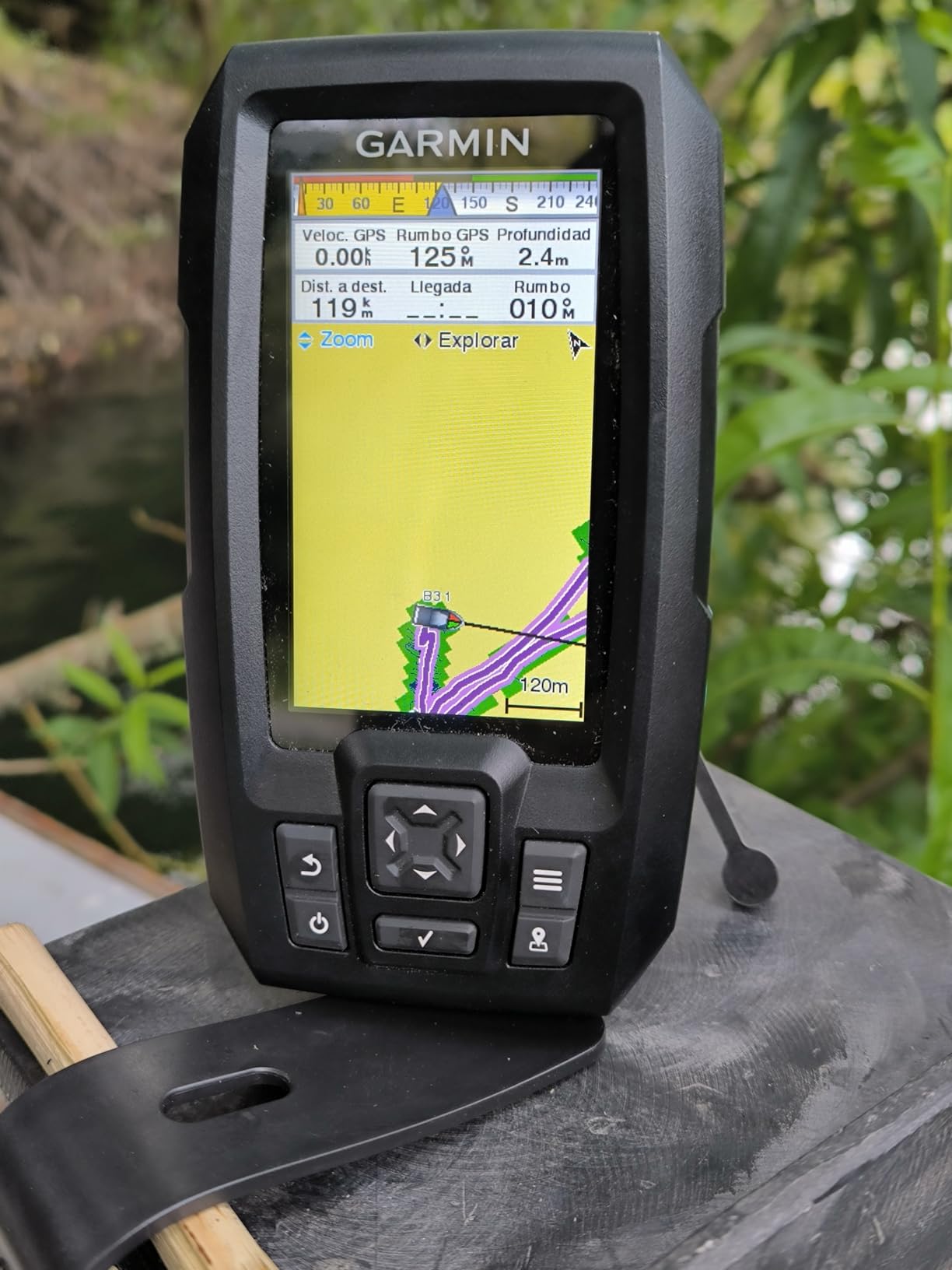 Garmin Striker Vivid 4cv Fishfinder with Transducer - 4-inch LCD Display - Easy-to-Use Scanning Sonar - Color Palettes, 11.2 Ounces (010-02550-00) customer photo 1
