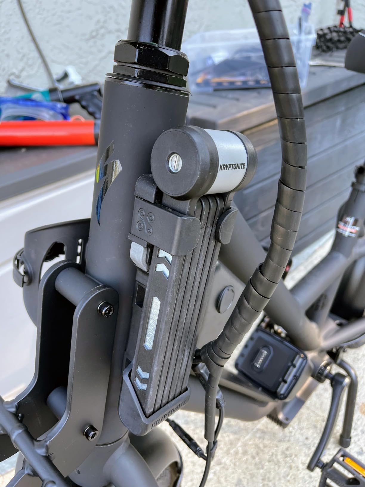 Kryptonite Kryptolok 610 S Folding Bike Lock, Compact Lightweight High Security Anti-Theft Foldable Bicycle Lock with 2 Keys and Mount for E-Bikes Scooter Road Mountain Bikes, 100cm (39 in) customer photo 1