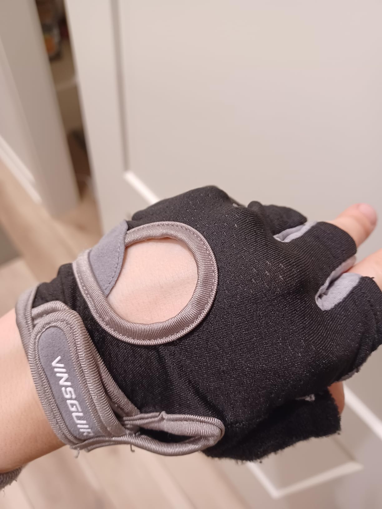 VINSGUIR Workout Gloves for Women and Men, Breathable Weight Lifting Gloves for Gym Exercise, Fitness, Training, and Cycling, with Excellent Grip and Cushion Pads customer photo 2