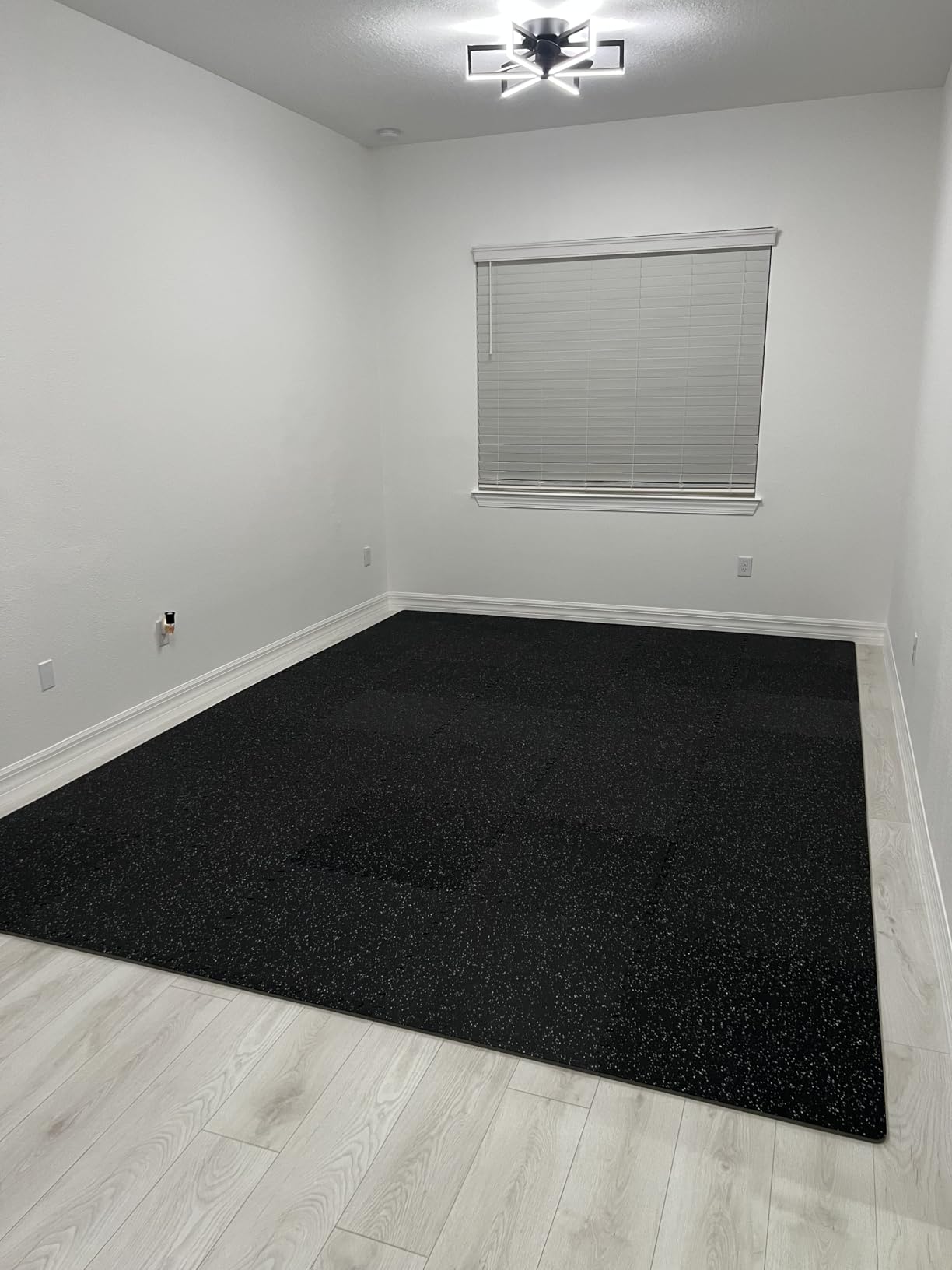 VEVOR 0.56Inch 100sq.ft 25 Tiles Gym Flooring for Home Gym, Rubber Top with High Density EVA Foam, 25 x 25In Gym Floor Exercise Equipment Mats, Interlocking Gym Mats, Puzzle Workout Mats, Black & Gray customer photo 2