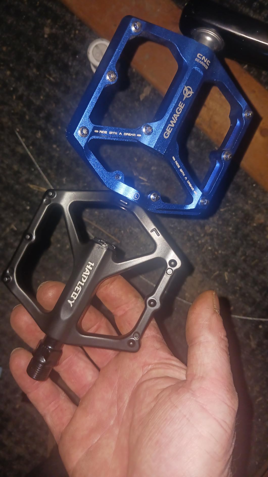 Hapleby Premium Bike Pedals of 9/16 Inch, Professional Mountain and Road Bike Flat Pedal with 2 Sealed Bearings, Wide Platform and Lightweight customer photo 1