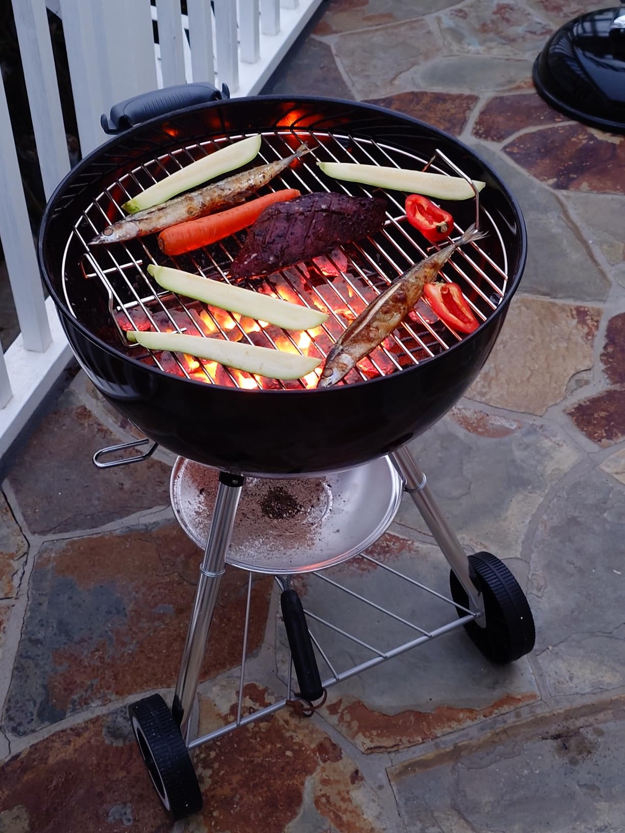Weber Original Kettle Charcoal Grill, 18-Inch, Black customer photo 1