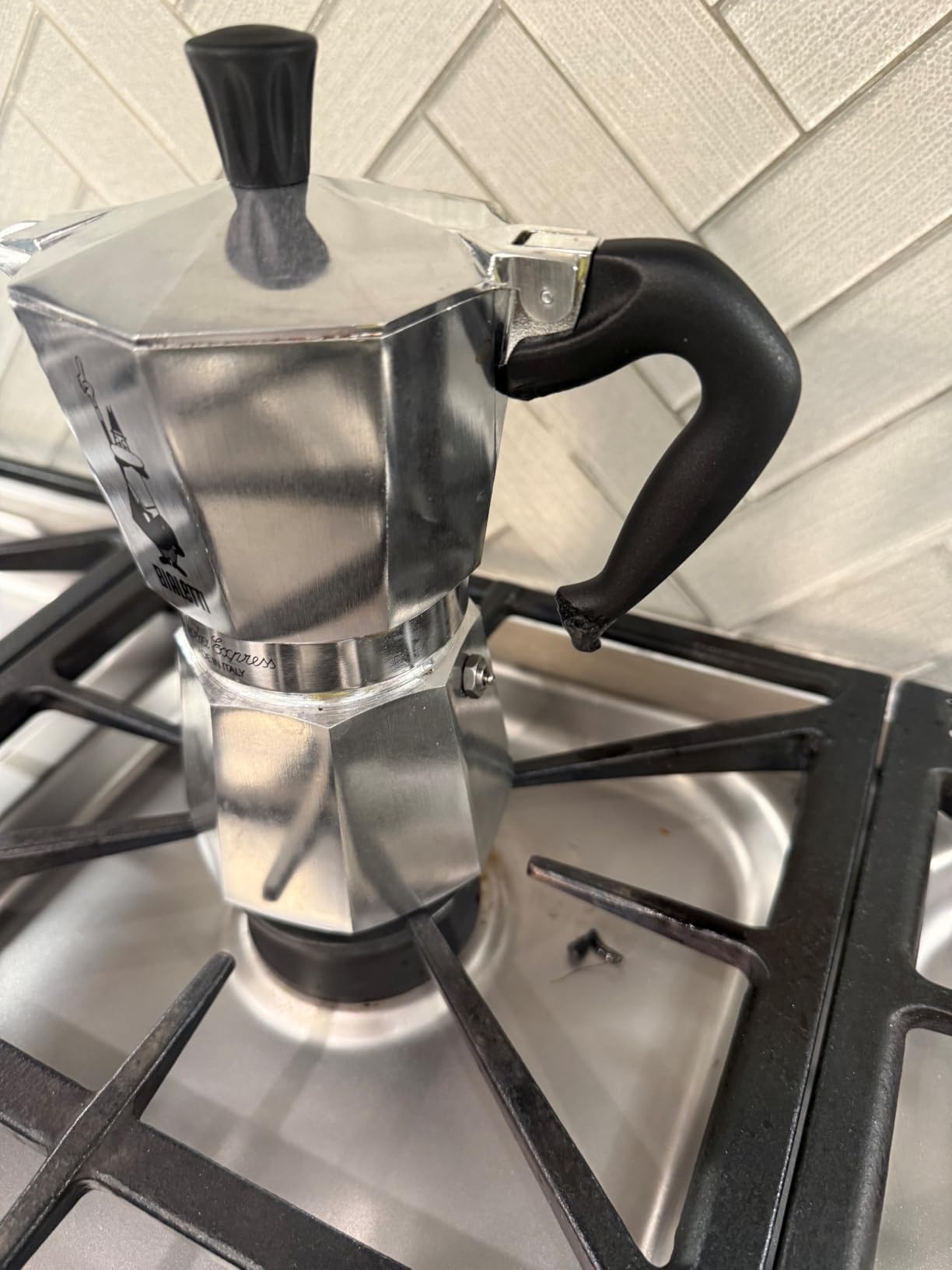 Bialetti Moka Express Iconic Italian Stovetop Espresso Maker (Natural Silver, 6 Cups) customer photo 2