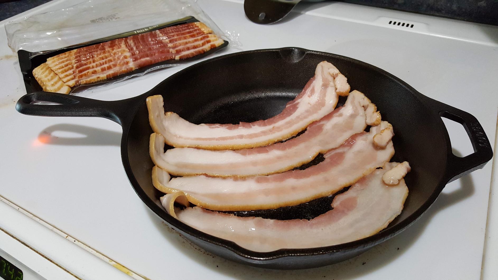 Lodge Pre-Seasoned Cast Iron Skillet, PFAS-Free, 10.25 Inches | Non-Toxic & Naturally Non-Stick Cast Iron Pan, Compatible with Oven, Stove, Grill & Campfire, Made in USA customer photo 1