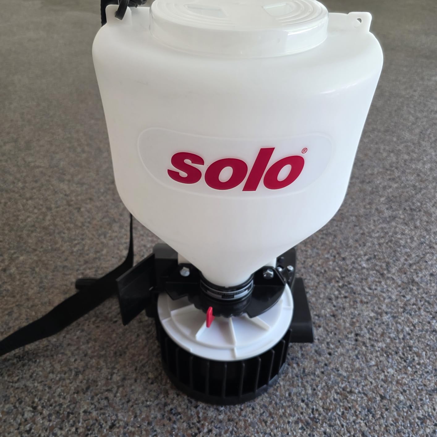 SOLO Inc 421 20-Pound Capacity Portable Chest-Mount Spreader with Comfortable Cross-Shoulder Strap customer photo 1