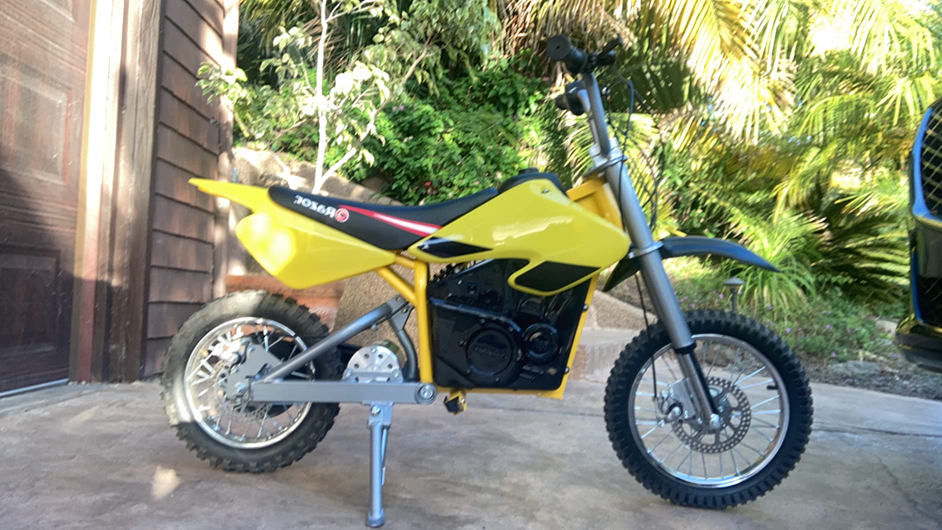 Razor MX650 Dirt Rocket Off-Road Motocross Bike - 36V Electric Ride-On, Up to 17 mph, Dual Suspension, Hand-Operated Dual Brakes, Twist Grip Throttle, Authentic Motocross Bike Geometry, 650W/36V Motor customer photo 1