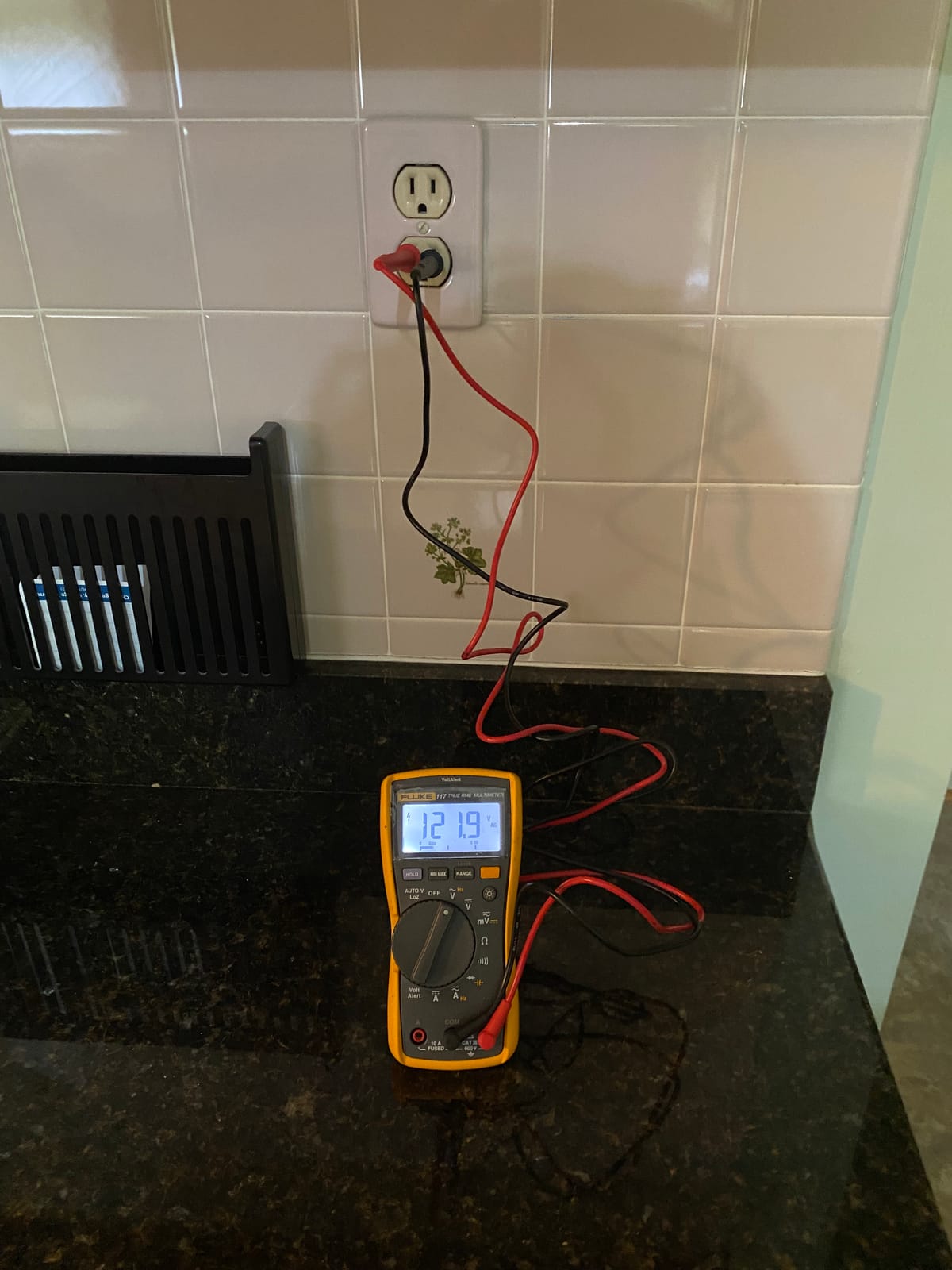 Fluke 117 Digital Multimeter, Non-Contact AC Voltage Detection, Measures Resistance/Continuity/Frequency/Capacitance/Min Max Average, Automatic AC/DC Selection, Low Impedance Mode customer photo 1