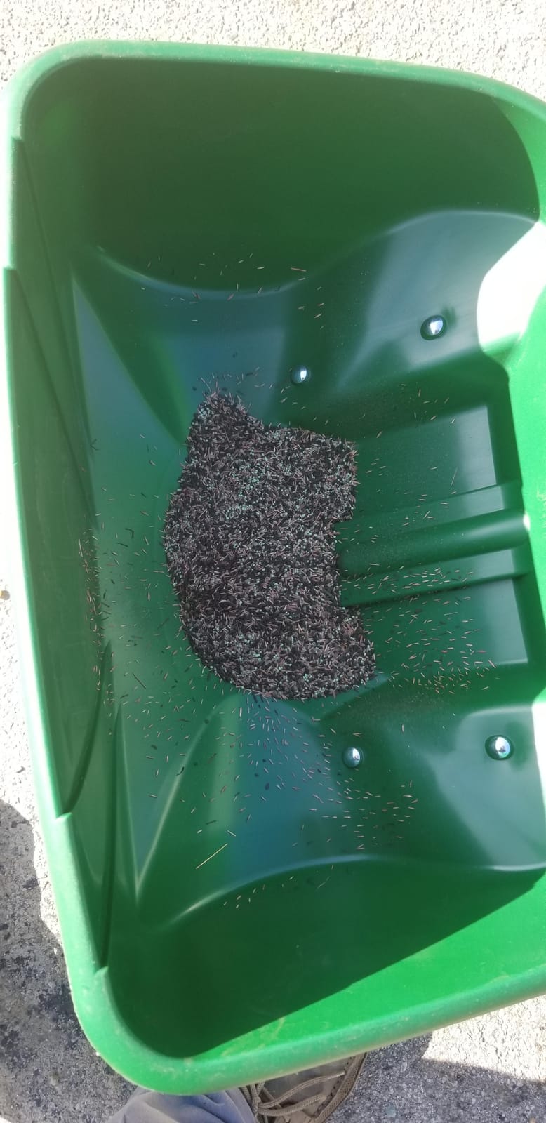 Scotts Turf Builder EdgeGuard DLX Broadcast Spreader for Seed, Fertilizer, Salt, Ice Melt, Holds up to 15,000 sq.ft. customer photo 2