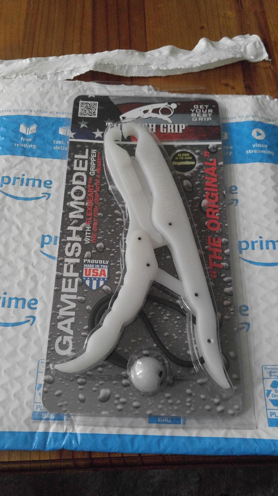 The Fish Grip Glow in The Dark Fish Lip Gripper Handheld customer photo 1