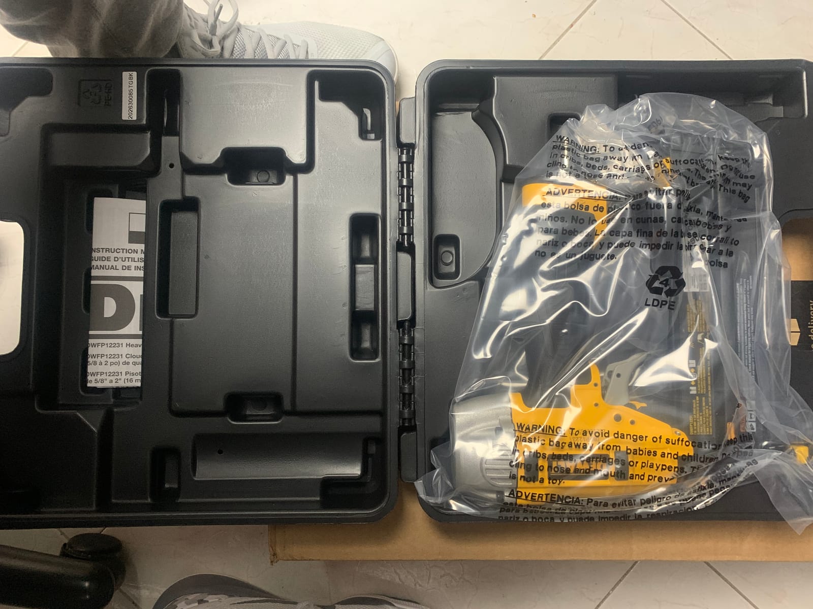 DEWALT Brad Nailer Kit, 18GA, 5/8-Inch to 2-Inch, Pneumatic (DWFP12231) customer photo 2