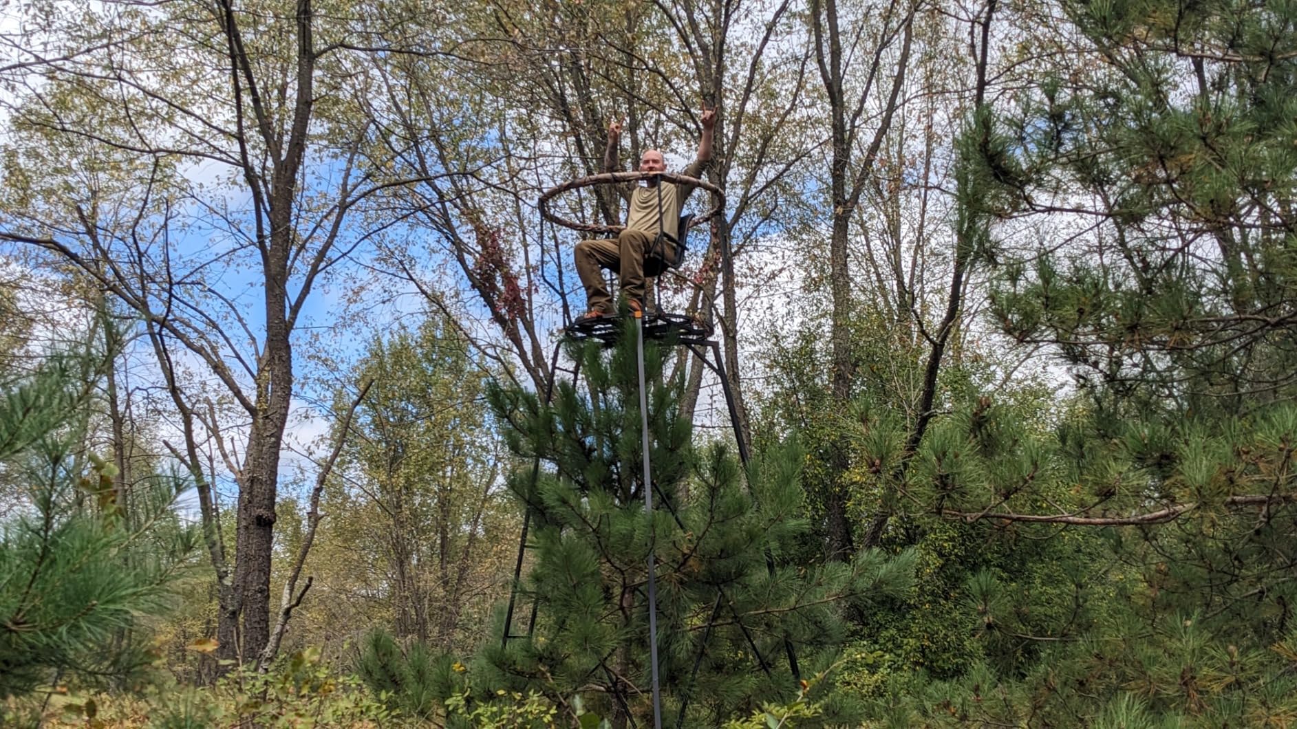 Muddy 1-Person Liberty Steel Tripod Hunting Stand, 16 ft Tall, 300 lb Capacity with Flex-Tex 360 Swivel Seat, Extra-Wide Shooting Rail, Adjustable Legs and Detachable Gear Bags customer photo 1