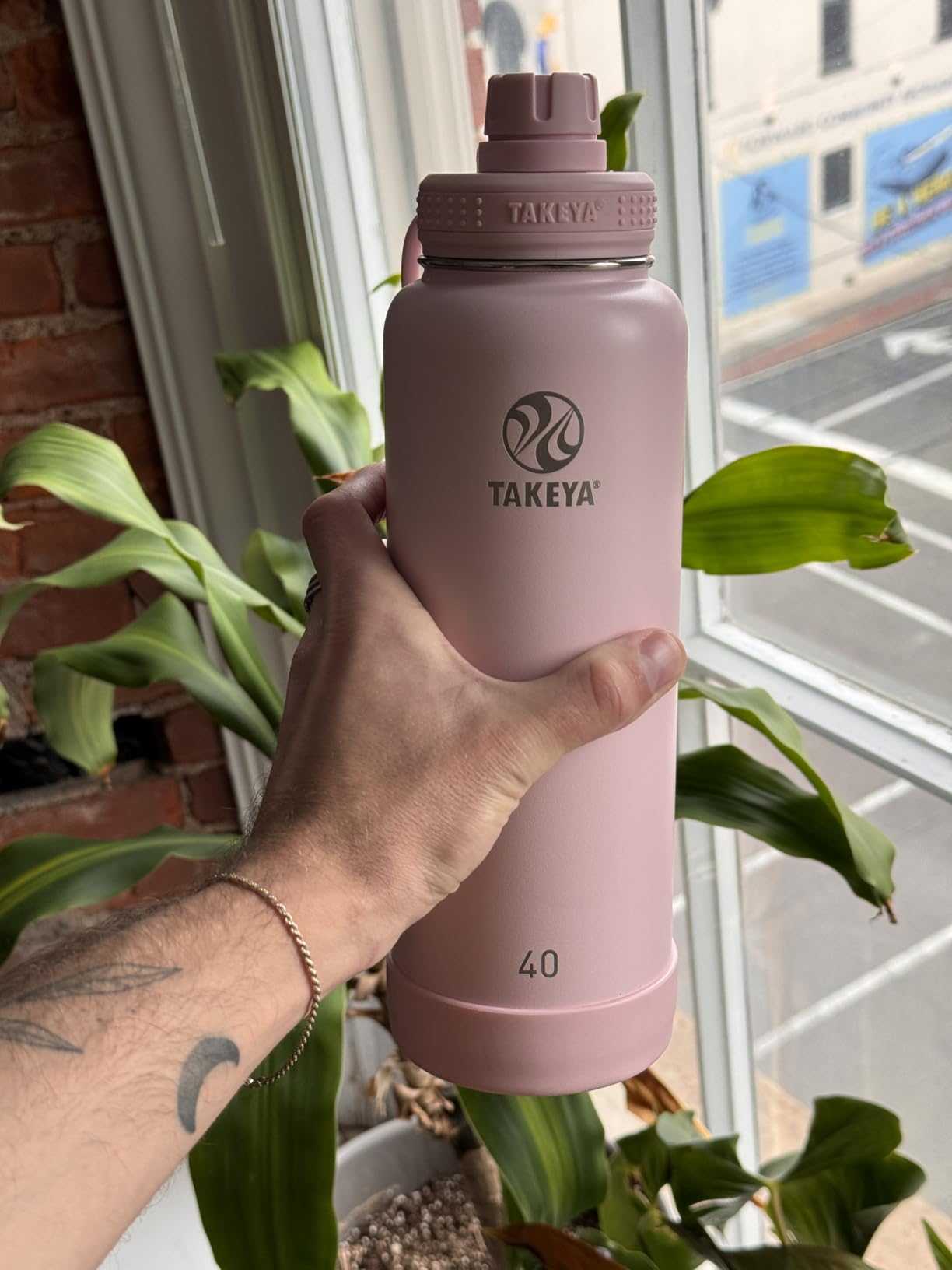 Takeya Actives Stainless Steel Water Bottle, Insulated Spout Lid, Keeps Drinks Cold 24 Hrs, Leakproof, Durable, Dishwasher Safe, Ideal for Gym, Travel, Fits Most Cup Holders, 24 oz/Onyx customer photo 1