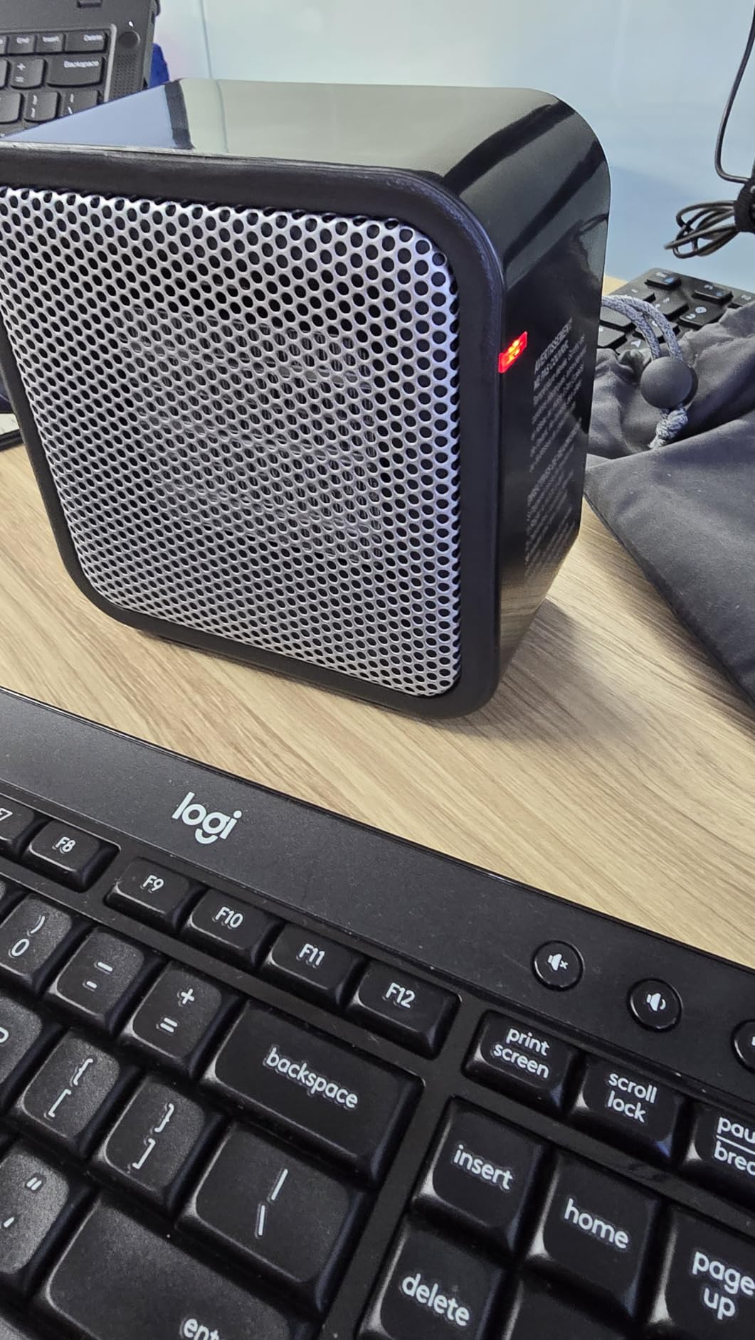 Amazon Basics Ceramic Portable Mini Space Heater for Office Desk, Indoor Use, Fast Heating, Energy Efficient, 500W, With Tip-Over Protection, Lightweight 1.4 lbs, Black customer photo 1
