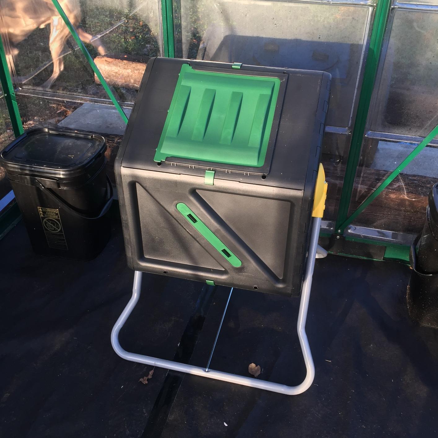 Miracle-Gro Dual Chamber Compost Tumbler - Easy-Turn, Heavy-Duty Outdoor Bin Composter with 2 Sliding Doors (2x18.5 Gal/70L) customer photo 1