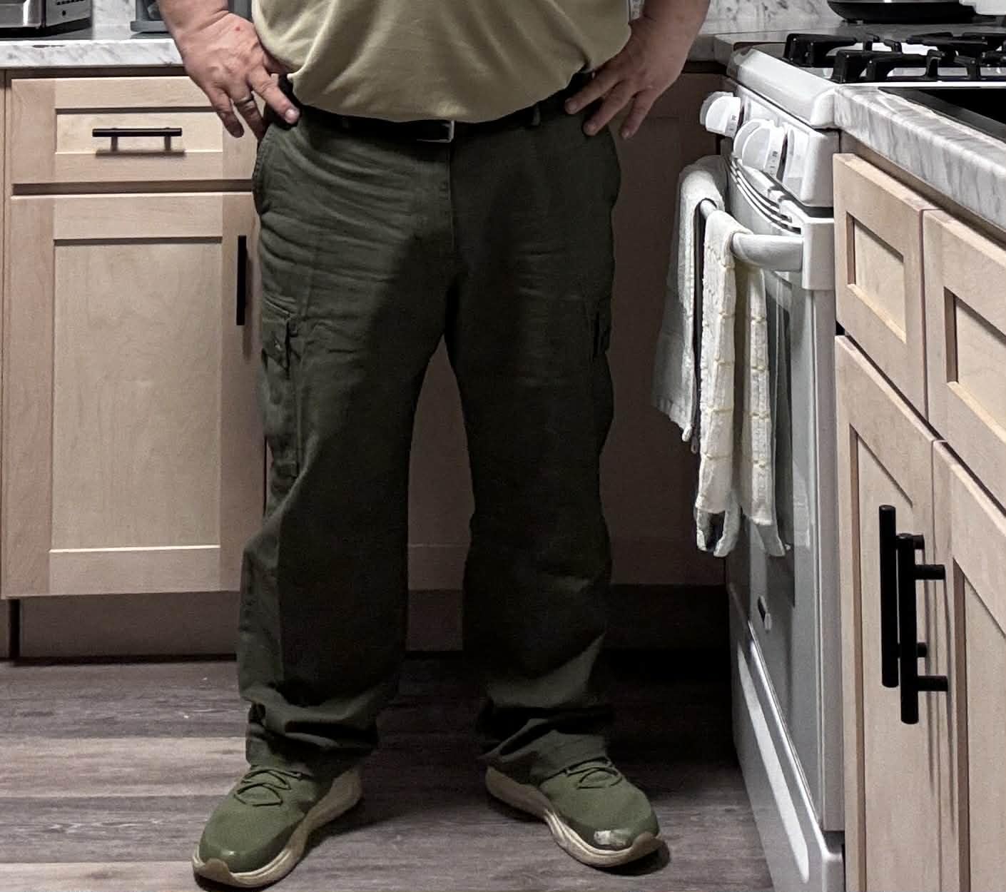 Amazon Essentials Men's Straight-Fit Breathable Stretch Cargo Pants (Available in Big & Tall) customer photo 1