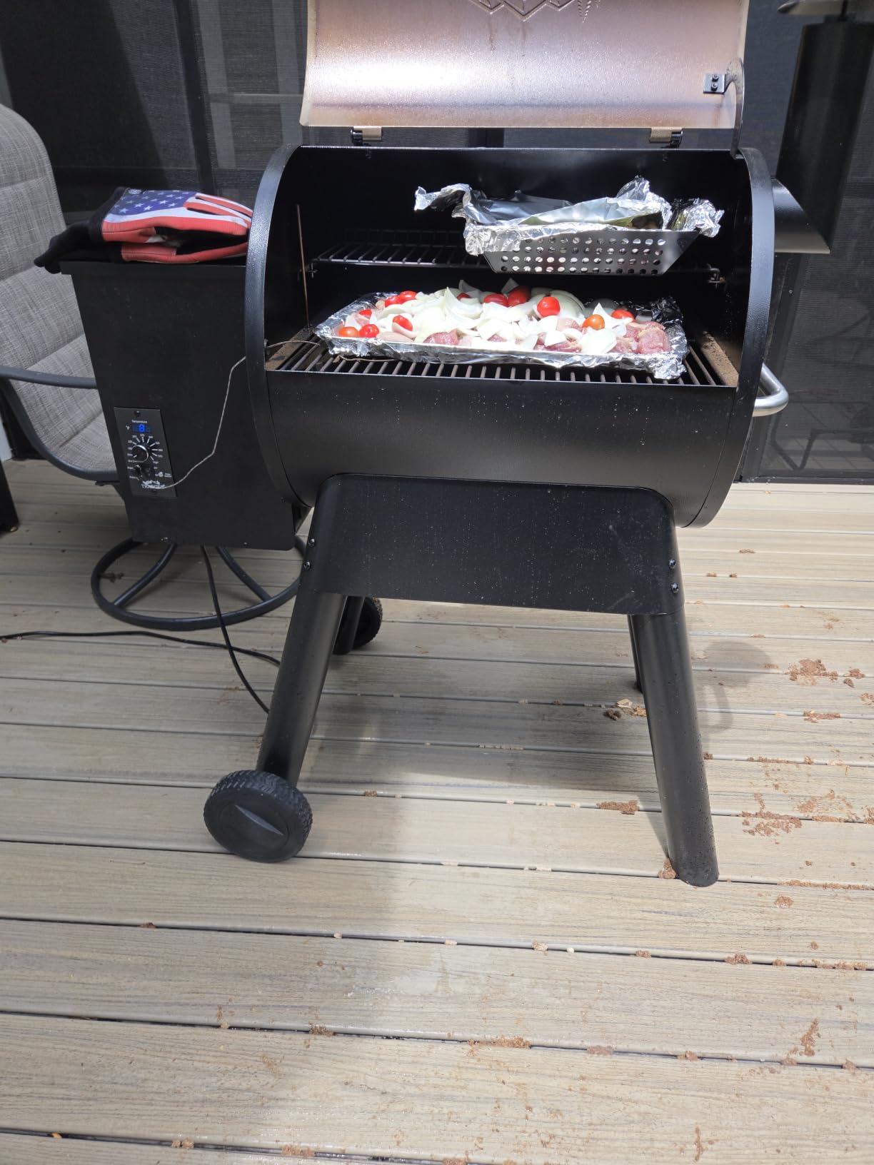 Traeger Pro 22 Wood Pellet Grill & Smoker, 572 Sq In, WiFi | 6-in-1 BBQ versatility, meat probe, 450°F max, 18 lb hopper - grill, smoke, bake, roast, braise & BBQ customer photo 2