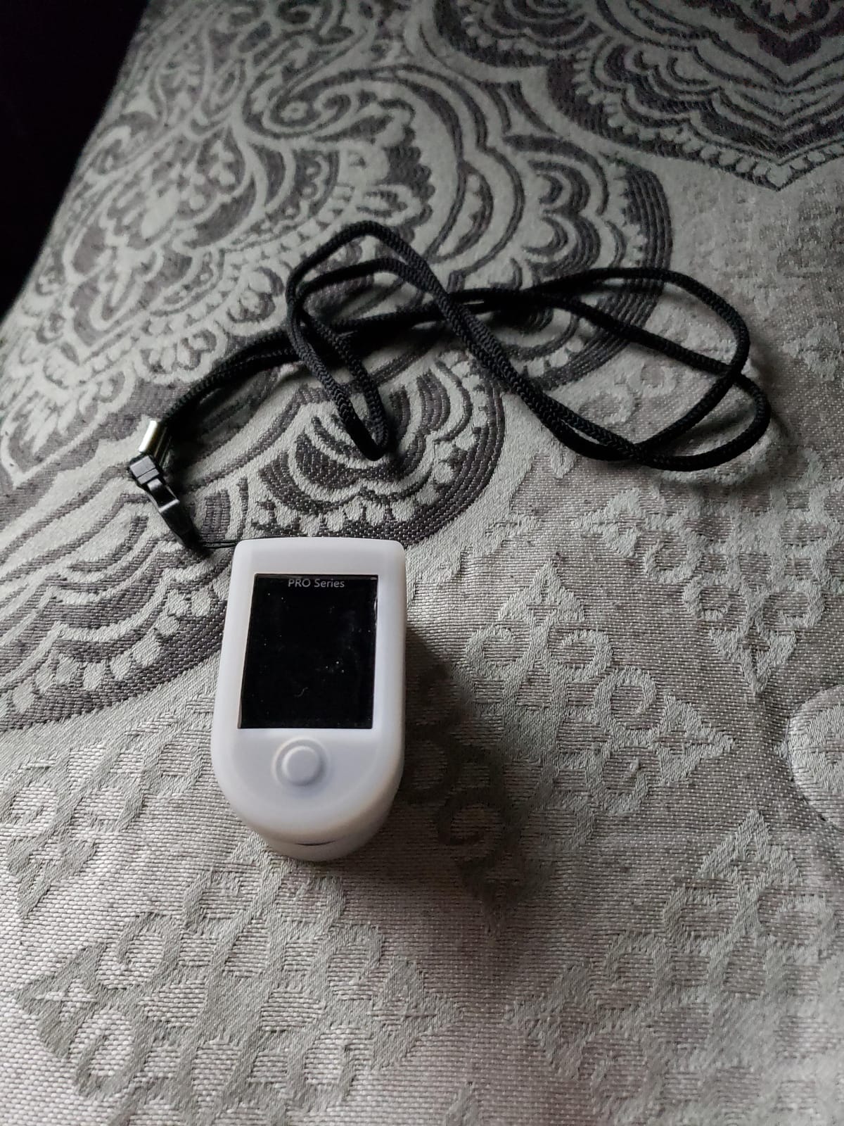 Zacurate 500 Series Fingertip Pulse Oximeter Blood Oxygen Saturation Monitor with Silicon Cover, Batteries and Lanyard, Royal Black customer photo 1
