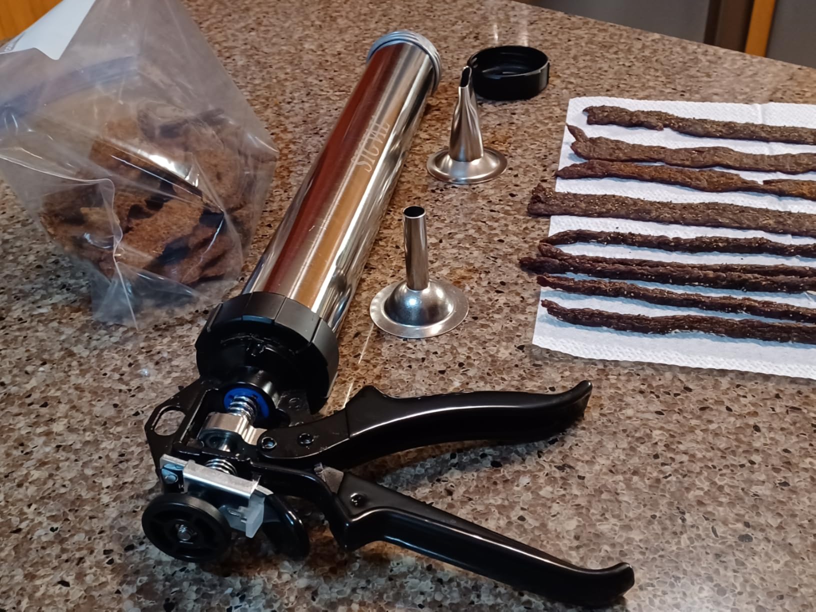 SIGVAL Frontier Jerky Gun, Beefy, with Stainless Steel Nozzles & Sausage Tips customer photo 2