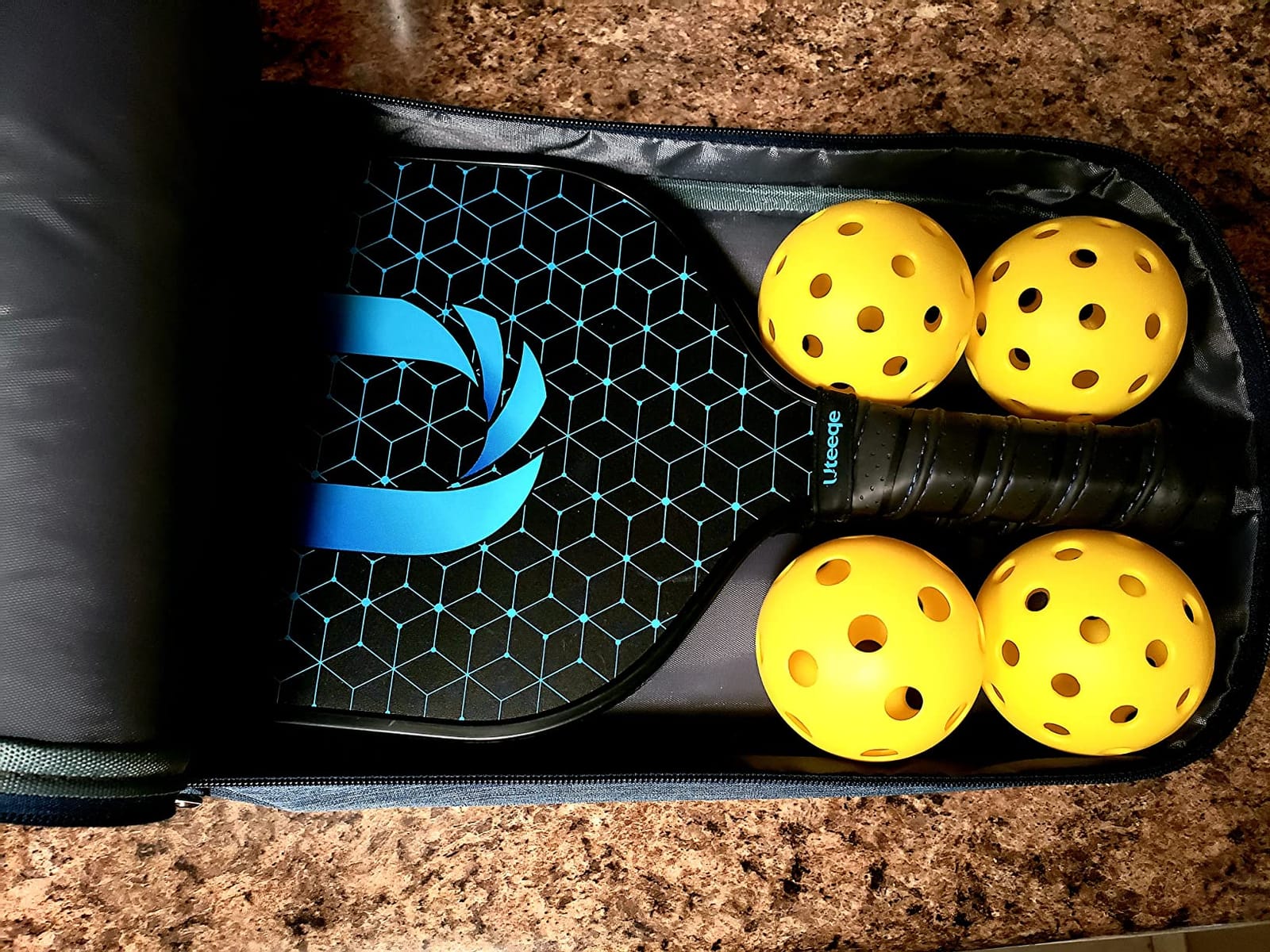 2026 Upgraded Uteeqe Pickleball Paddles Set of 2, Graphite, 14mm Thermoformed One-Mold, Semi-Textured for Extra Grit & Spin, Lightweight, USAPA Approved, Non-Slip, 4.25Inch Grip with Carry Bag & Balls customer photo 2