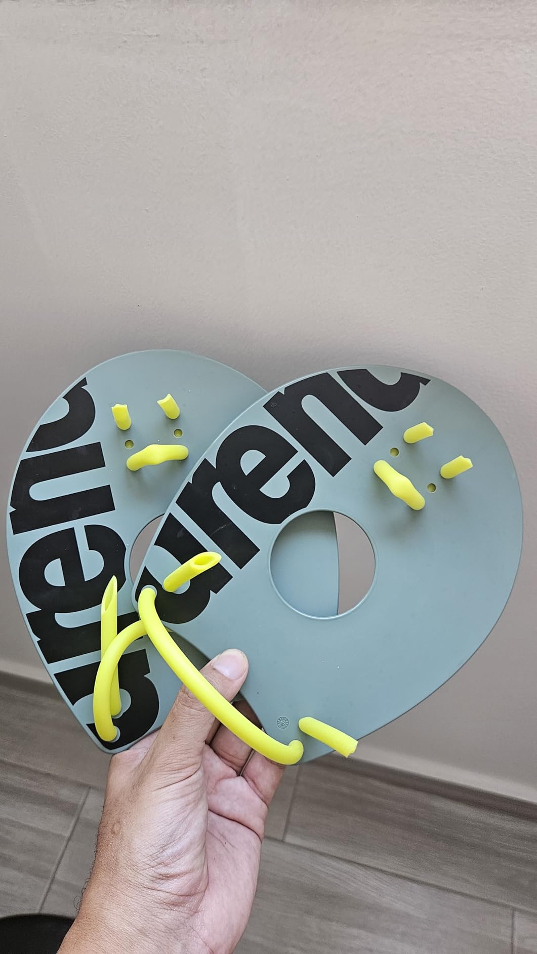 Arena Unisex Elite Hand Paddle 2 for Lap Swimming and Technique Training, Swim Equipment for Men and Women, 4 Sizes customer photo 1