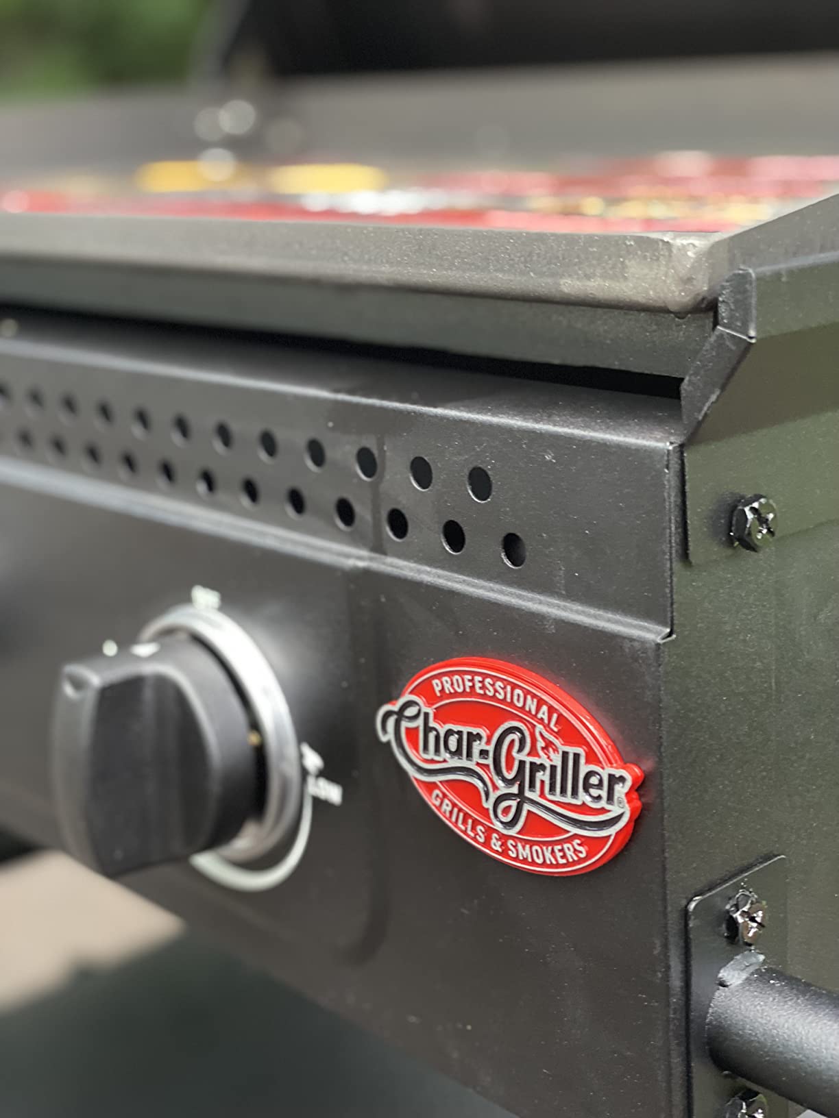 Char-Griller Flat Iron 3-Burner Propane Gas Flat-Top Griddle with Steel Griddle Top, Hinged Lid and Wind Guards, 520 Cooking Square Inches, Model 8428 customer photo 1