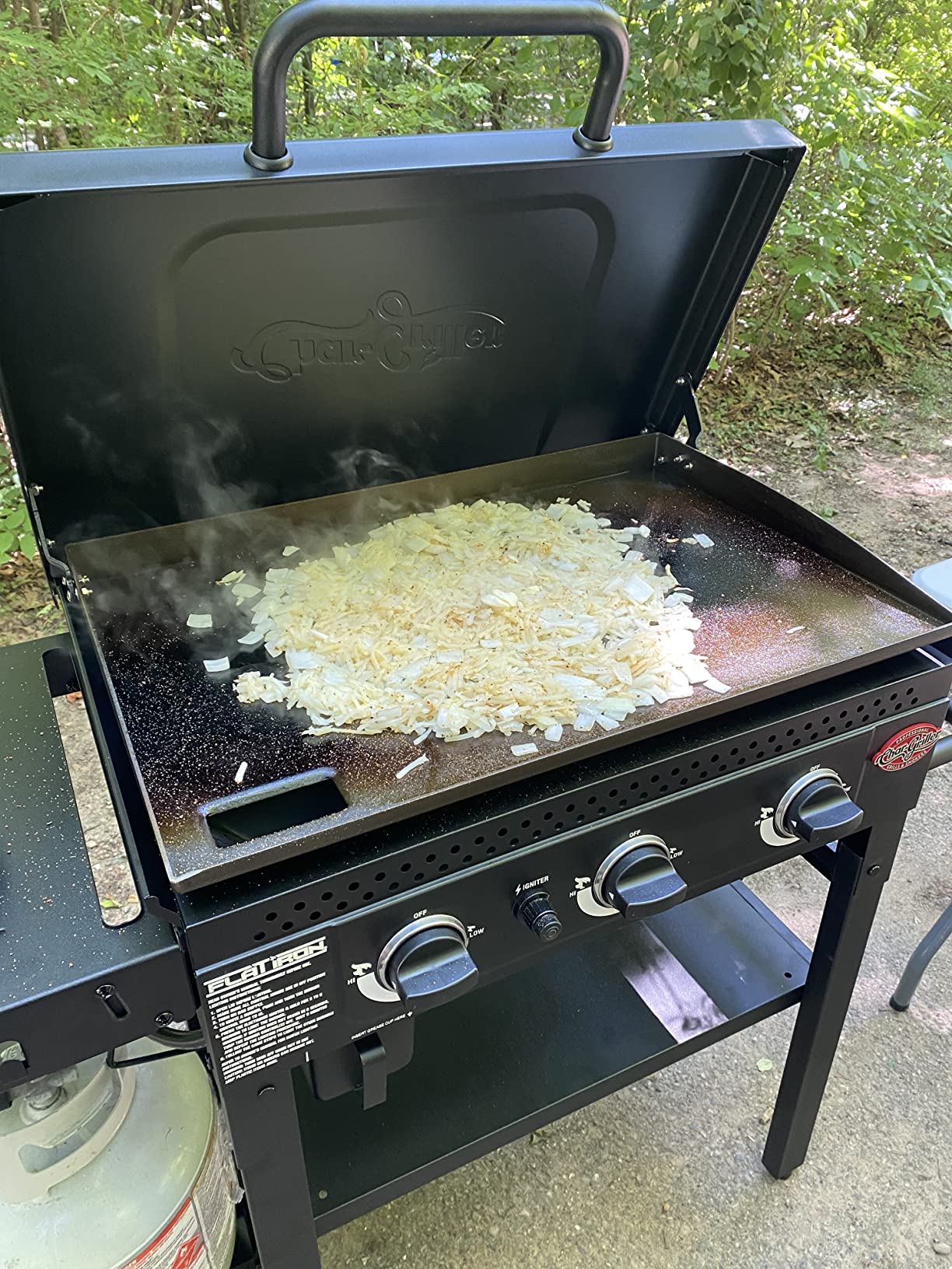 Char-Griller Flat Iron 3-Burner Propane Gas Flat-Top Griddle with Steel Griddle Top, Hinged Lid and Wind Guards, 520 Cooking Square Inches, Model 8428 customer photo 2