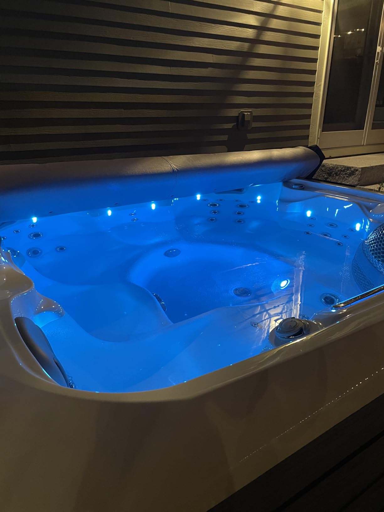 Comfort Hot Tubs - Hot Tub Spa - Seats 5-6 People - 51 Jets - Standard Heavy Duty Flip Cover, Water Fountains, Ozonator, LED Lights, Headrests, and More customer photo 1