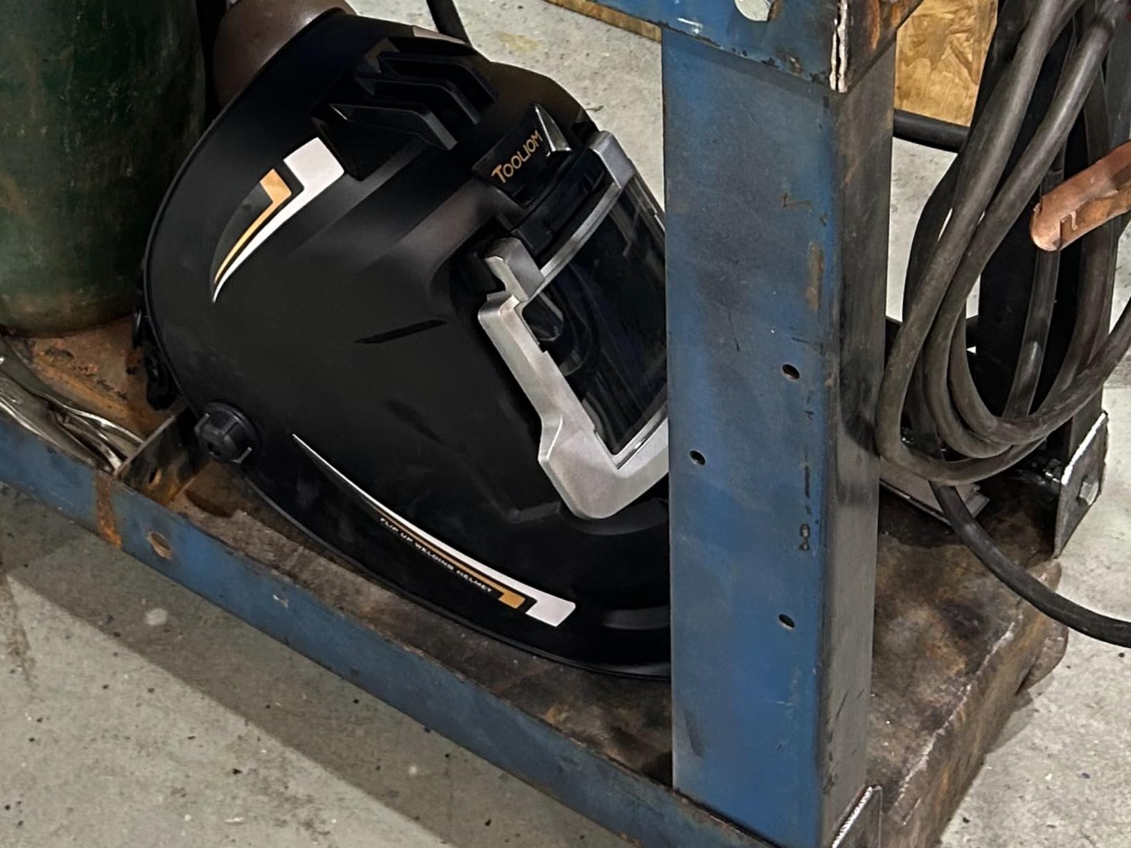 TOOLIOM Auto-Darkening True Color Welding Helmet with 3.94 x 3.66 View | 1/1/1/1 optics with DIN 3 light state, 1/30000s auto-darkening for Weld/cut/grind, 4 Arc Sensors customer photo 2