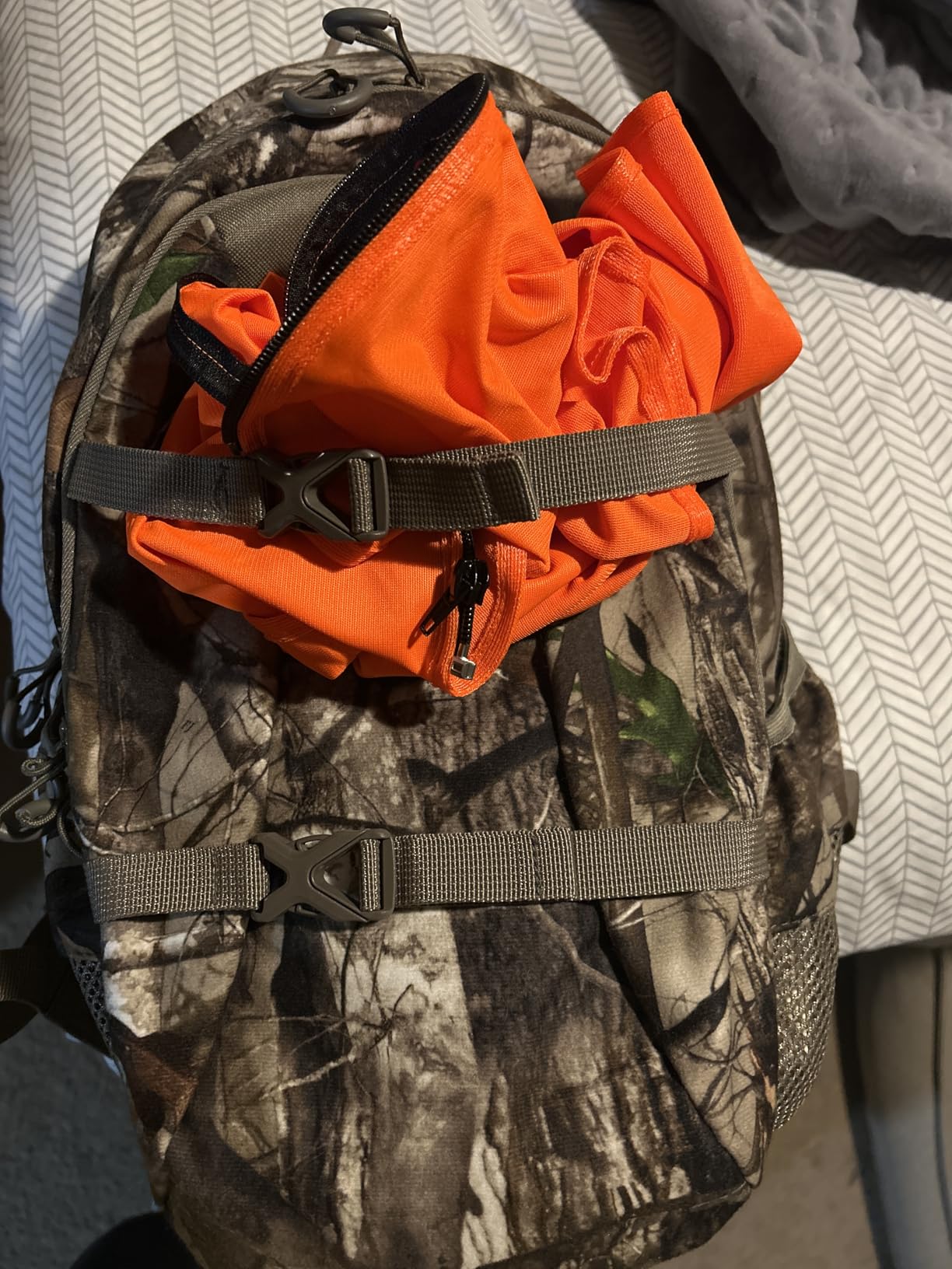 TIDEWE Hunting Backpack for Men, 25L Lightweight Day Pack for Deer Hunting | Rain Cover, 1.65lb Lightweight, 600D Fabric, Bow & Tree Stand Carry, Multi-Pocket Storage, Padded Back, Next Camo G2 customer photo 1
