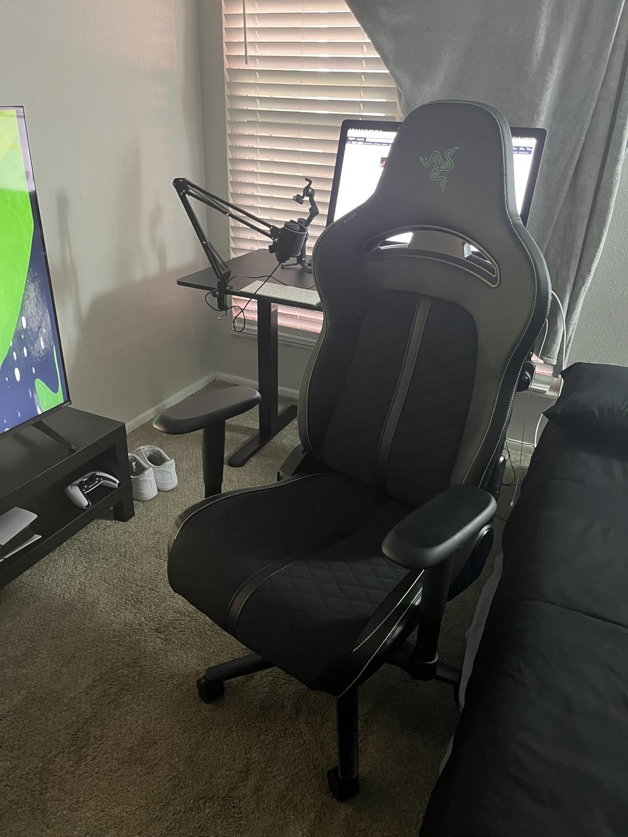 Razer Enki X Essential Gaming Chair, All-Day Comfort, Black | Built-in Lumbar Arch, Optimized Cushion Density, Dual-Textured, Eco-Friendly Synthetic Leather, Adjustable 152-degree Recline customer photo 1