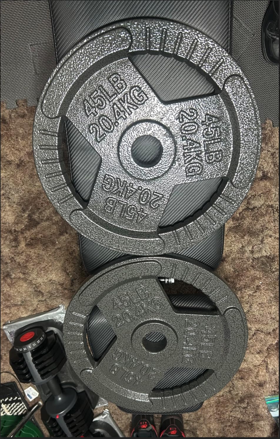 Yes4All Tri-Grip Handles Cast Iron Olympic Weight Plates, 2-Inch Weight Plates for Weight Lifting with Smooth and Durable Finish, Suitable for Strength Training Exercises (Single, Pair and Set) customer photo 1