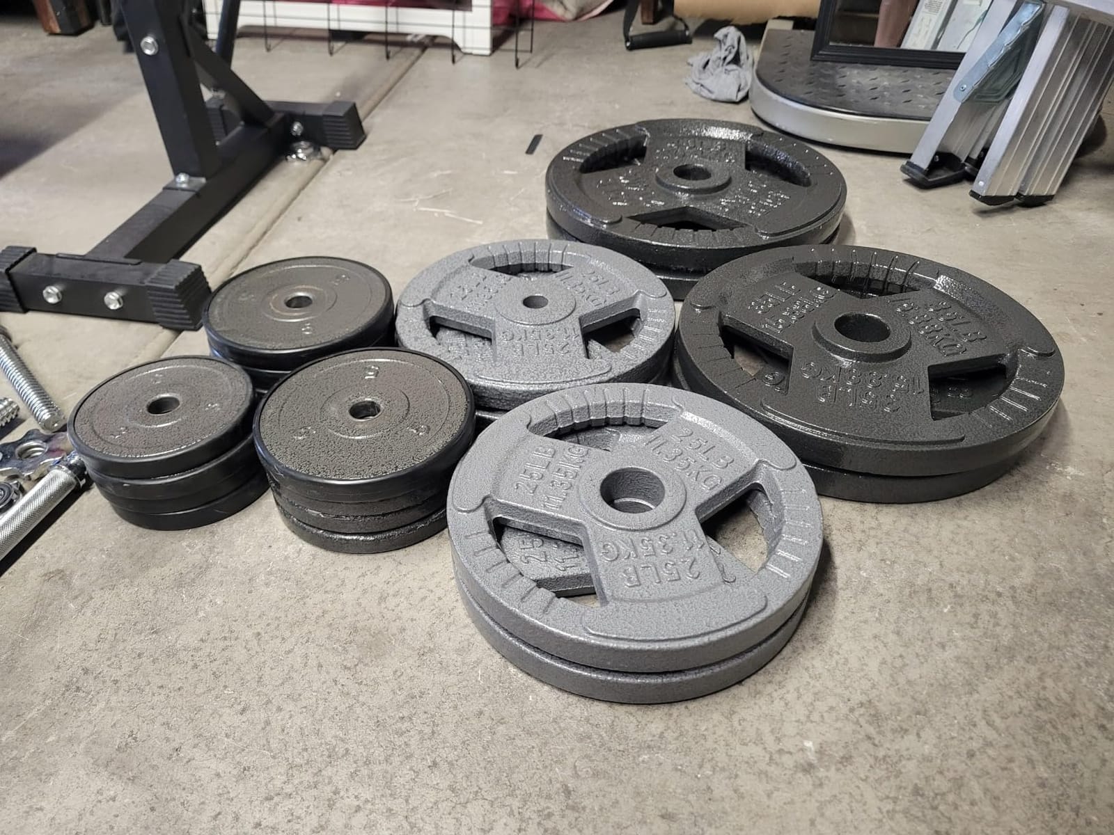 Yes4All Tri-Grip Handles Cast Iron Olympic Weight Plates, 2-Inch Weight Plates for Weight Lifting with Smooth and Durable Finish, Suitable for Strength Training Exercises (Single, Pair and Set) customer photo 2