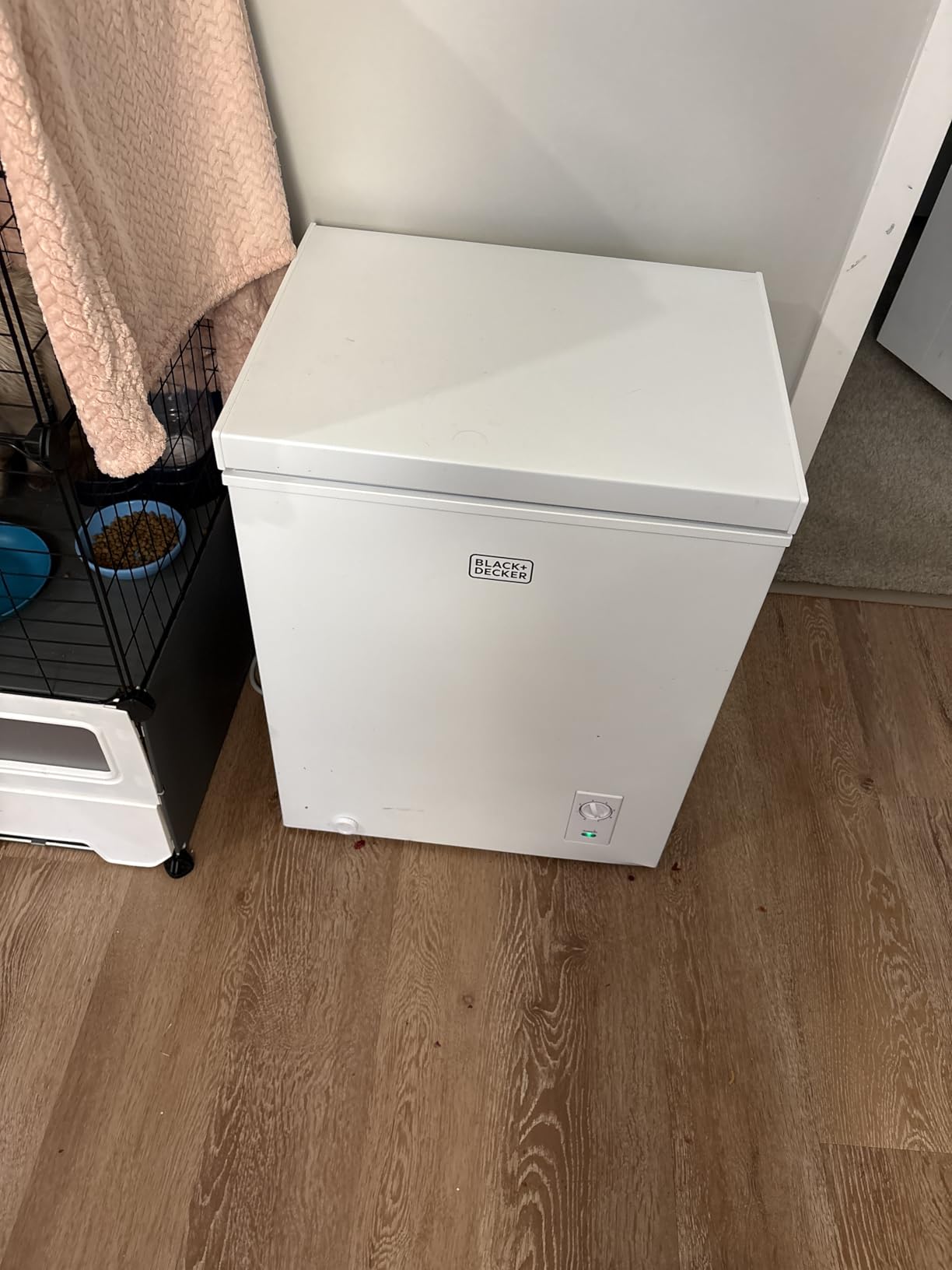 BLACK+DECKER 2.0 Cu. Ft. Compact Chest Freezer, BCFK206, White | Deep Freezer Holds Up To 70 Lbs. of Frozen Food, Removable Storage Basket, Mechanical Temperature Control, Manual Defrost customer photo 2