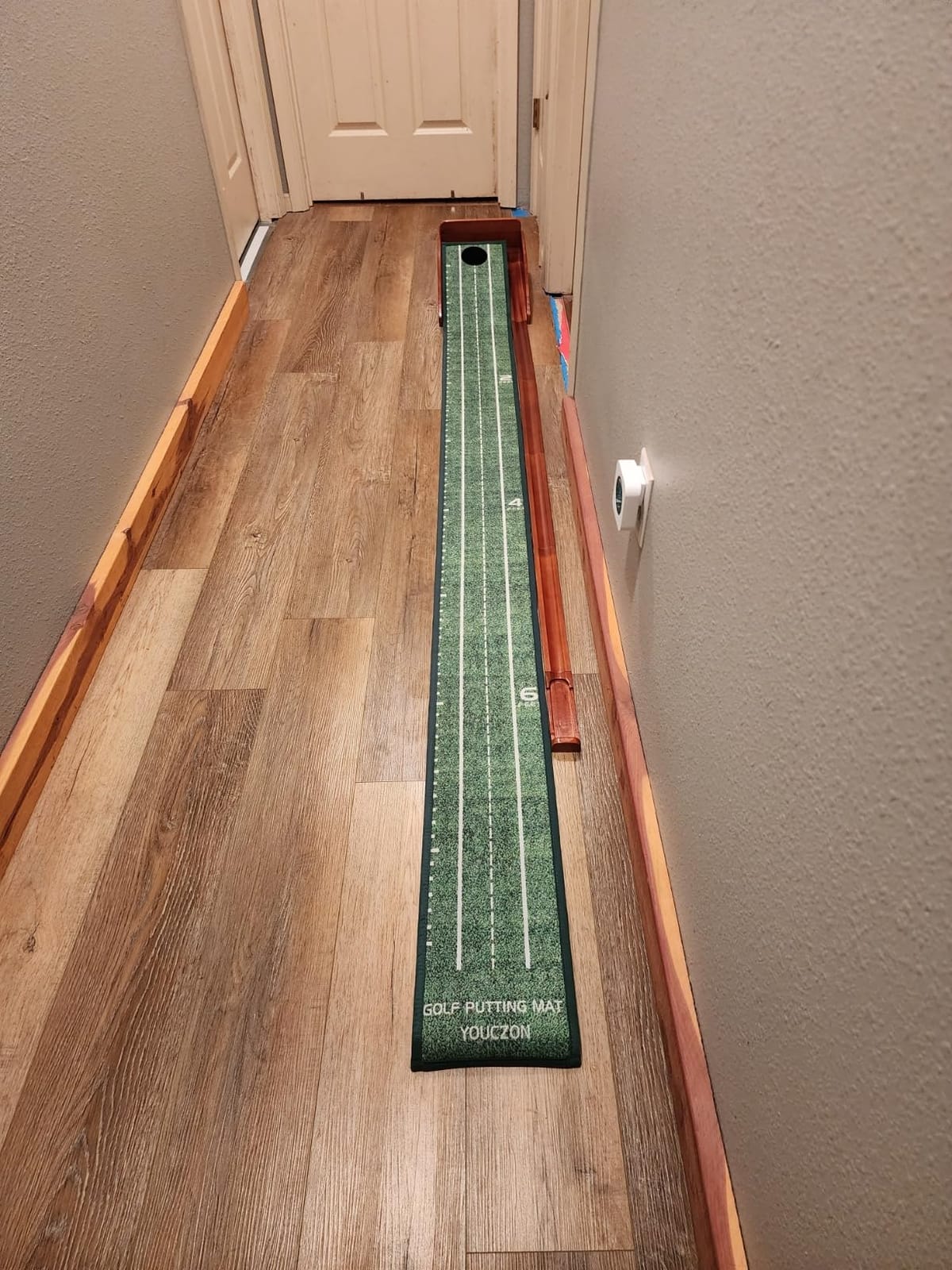 YOUCZON Putting Green Indoor, Golf Putting Mat with Auto Ball Return, Premium Crystal Velvet Surface customer photo 1