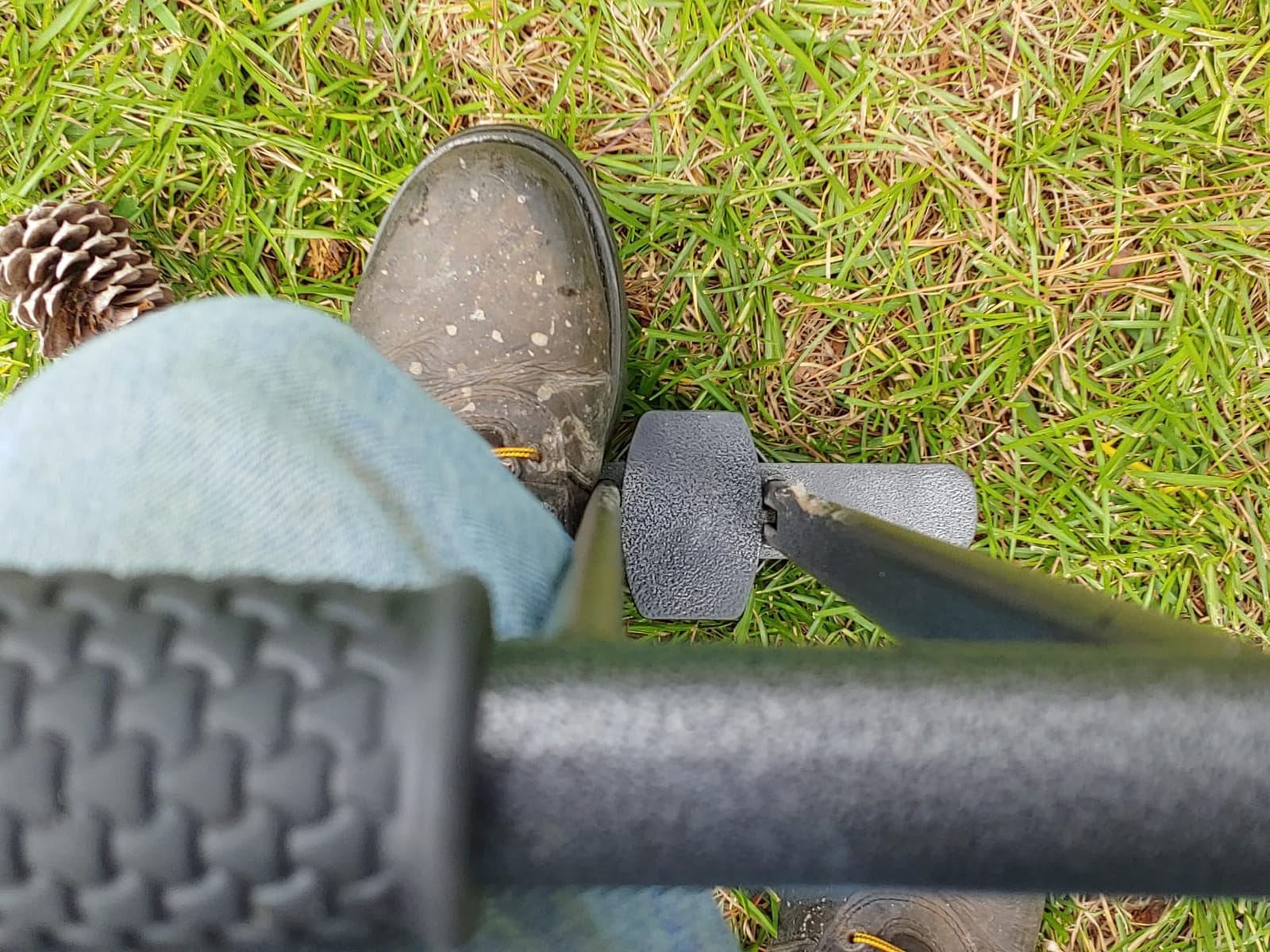 Dolibest Sod Plugger, Bulb Planter Tool with Non-Slip Grip Handle. Turf Cutter and Grass Plugger Tool with Dual Pedals, Sharp Serrations, Perfect for Zoysia, Bermuda and More (Upgrade) customer photo 1