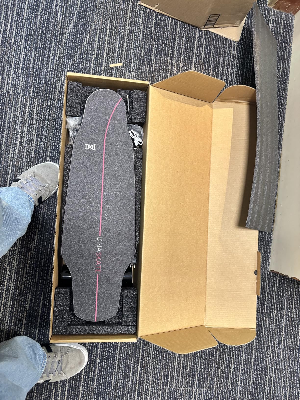 M8 Electric Skateboard with Remote, 15Mph Top Speed,9Miles Range,400 Hub-Motor, Skateboard for Adults ＆Teens customer photo 1