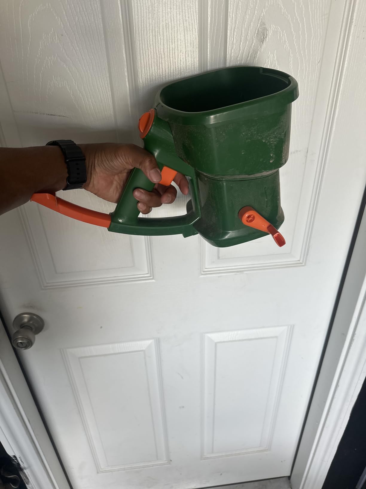 Scotts Whirl Hand-Powered Spreader for Grass Seed, Lawn Fertilizers, Salt, and Ice Melt, Handheld Spreader Holds up to 1,500 sq. ft. customer photo 2