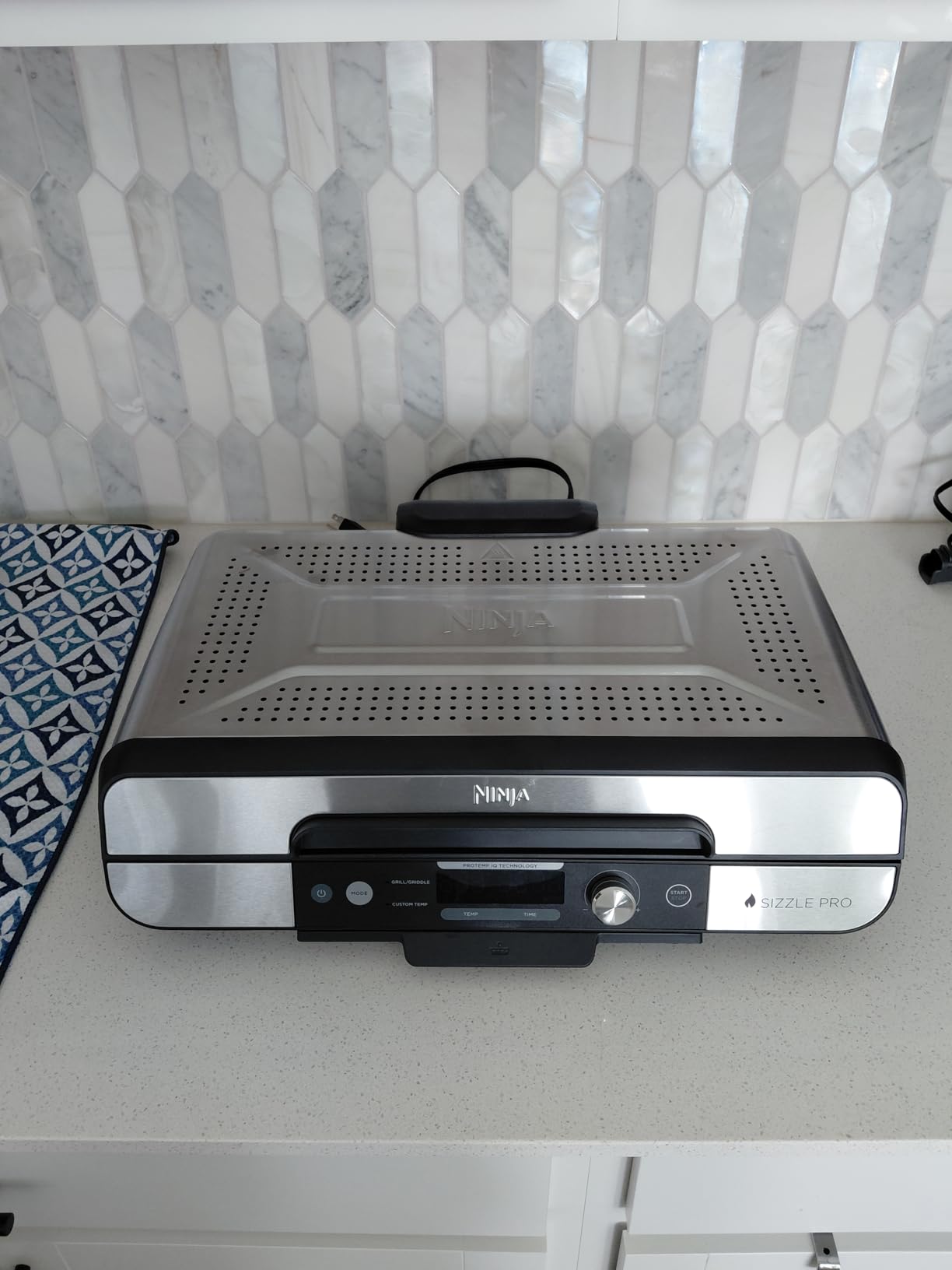 Ninja Sizzle Pro XL 20-Inch Indoor Griddle + Grill, Detachable Ventilated Lid, Grease Control, Ceramic Nonstick Plates, Even Edge Cooking, Extra Large Capacity, Versatile, Silver, GX101 customer photo 2