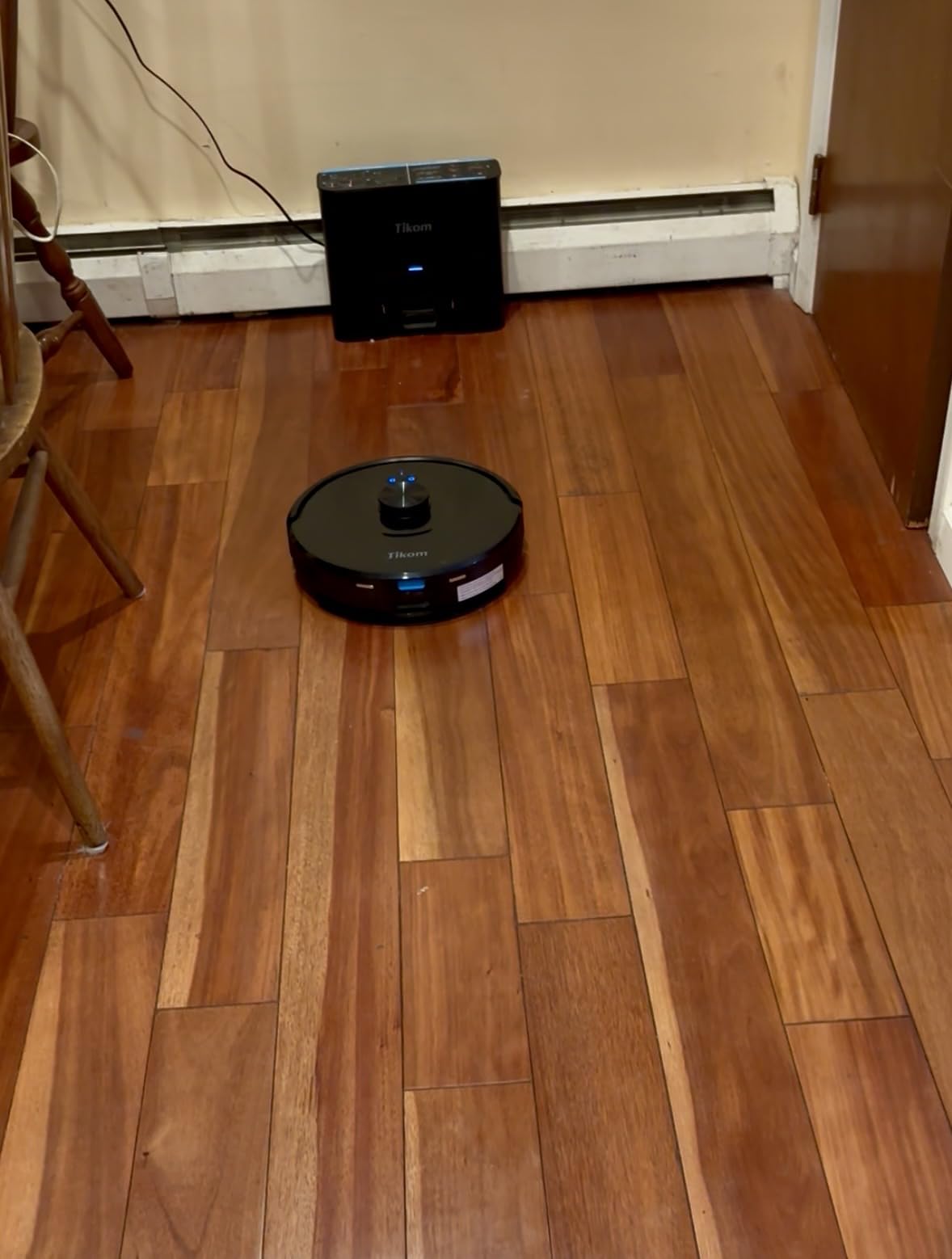 Tikom Robot Vacuum and Mop, Robotic Vacuum Cleaner with Self-Emptying Base customer photo 1