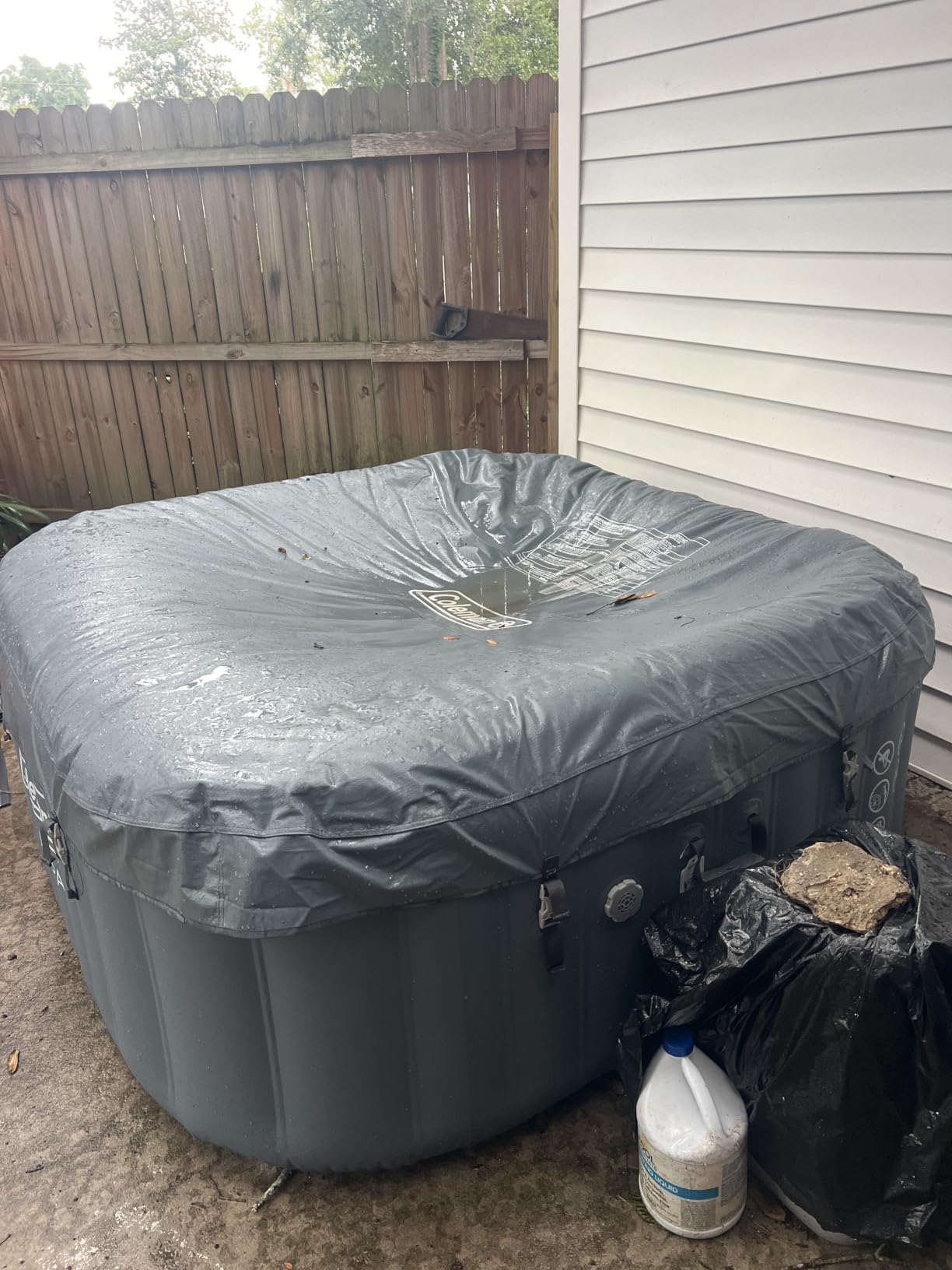 Coleman SaluSpa Hawaii Energy-Efficient 4-6 Person Inflatable Hot Tub | Smart AirJet Portable Outdoor Spa with Built-in EnergySense Insulation and 140 Massage Jets, 71
