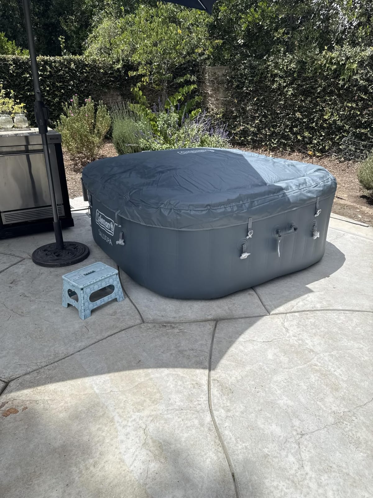 Coleman SaluSpa Hawaii Energy-Efficient 4-6 Person Inflatable Hot Tub | Smart AirJet Portable Outdoor Spa with Built-in EnergySense Insulation and 140 Massage Jets, 71
