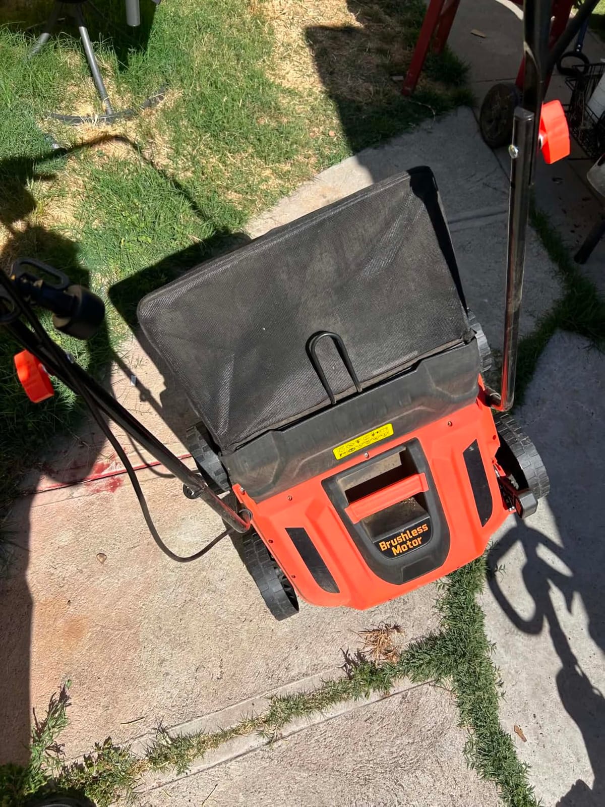 TIECTOWN 14-Inch 13.5 Amp 2-in-1 Electric Dethatcher and Scarifier with 11.5-Gallon Collection Bag, Lawn Dethatcher with 5-Position Depth Adjustment, Blade Replacement Without Tool - Green customer photo 2