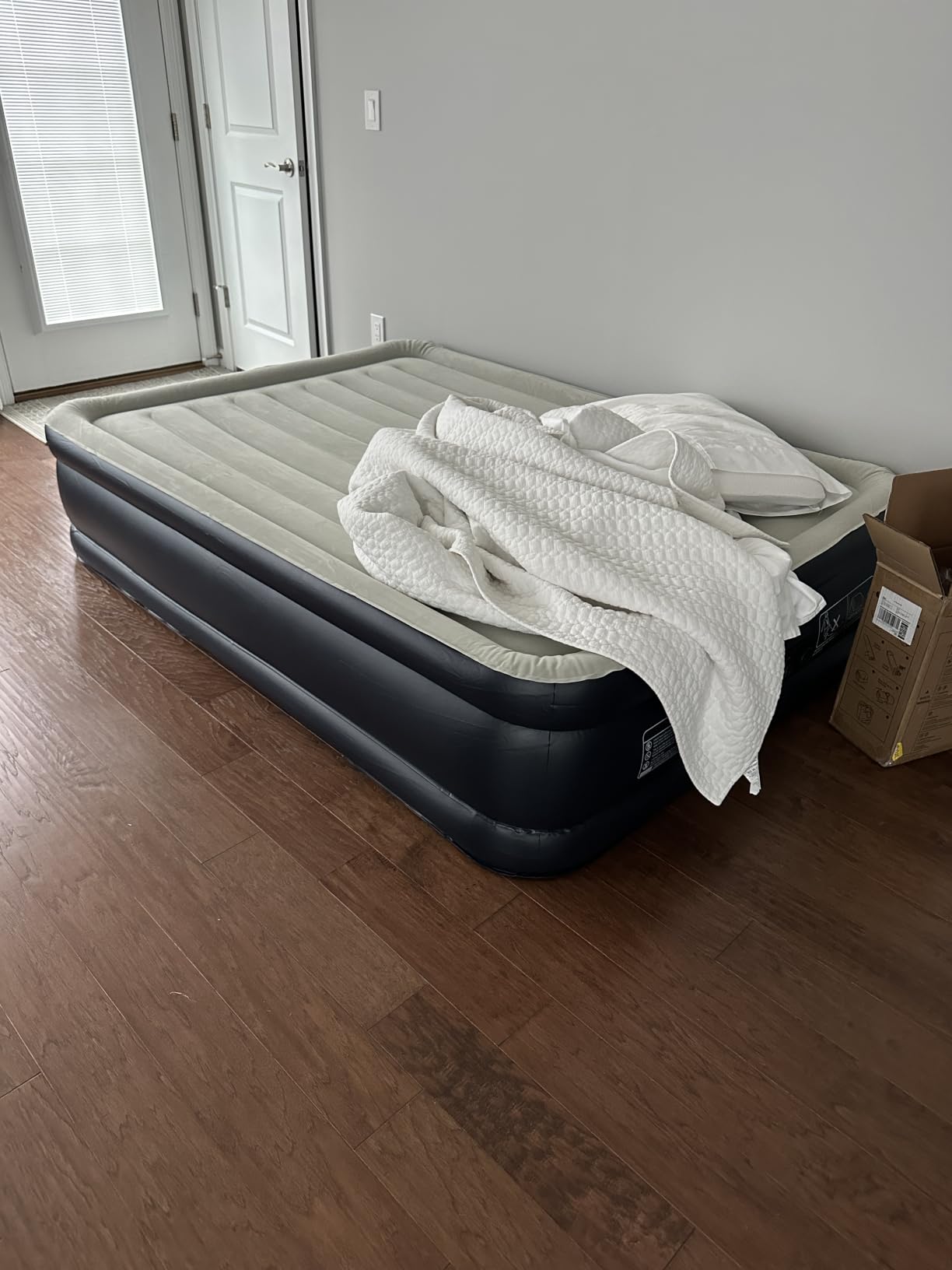 VOSSER Air Mattress Queen with Built-in Pump, Blow up Bed,18