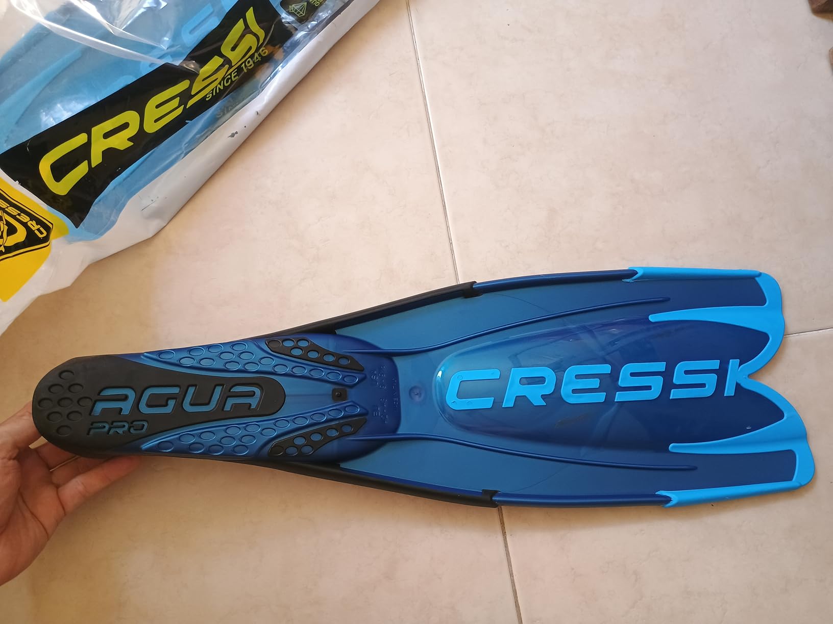 Cressi Adult Full Foot Pocket Diving Fins - High Propulsion Efficiency with Less Effort - Comfortable Flexible Foot Pocket - Agua Fins: Made in Italy customer photo 2