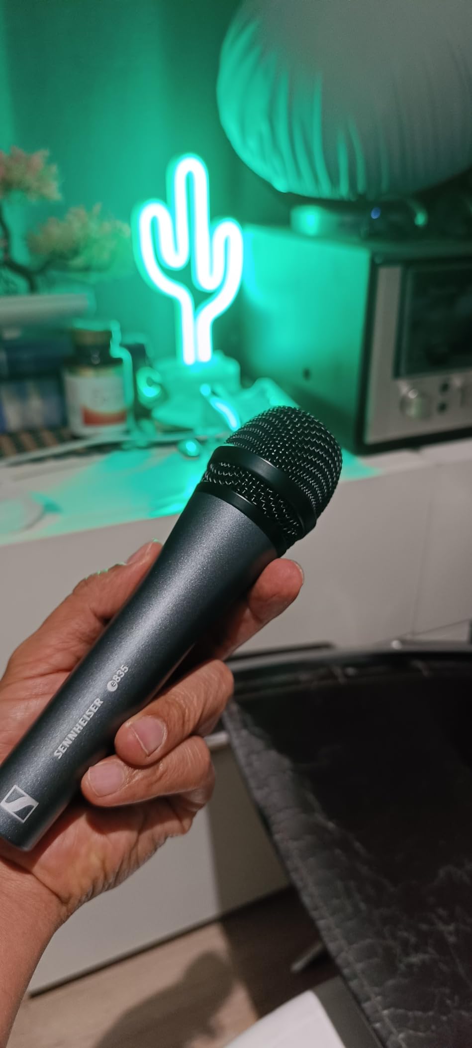 Sennheiser Professional E 835 Dynamic Cardioid Vocal Microphone customer photo 1