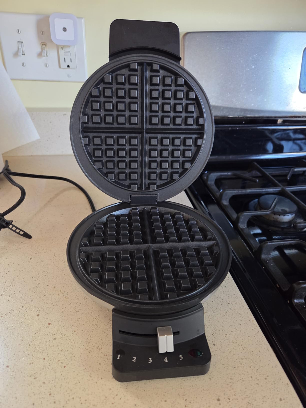 Cuisinart Waffle Maker, 1250W Round Classic Waffle Iron, 5-Setting Adjustable Browning Control, WMR-CAP2, Brushed Stainless customer photo 1