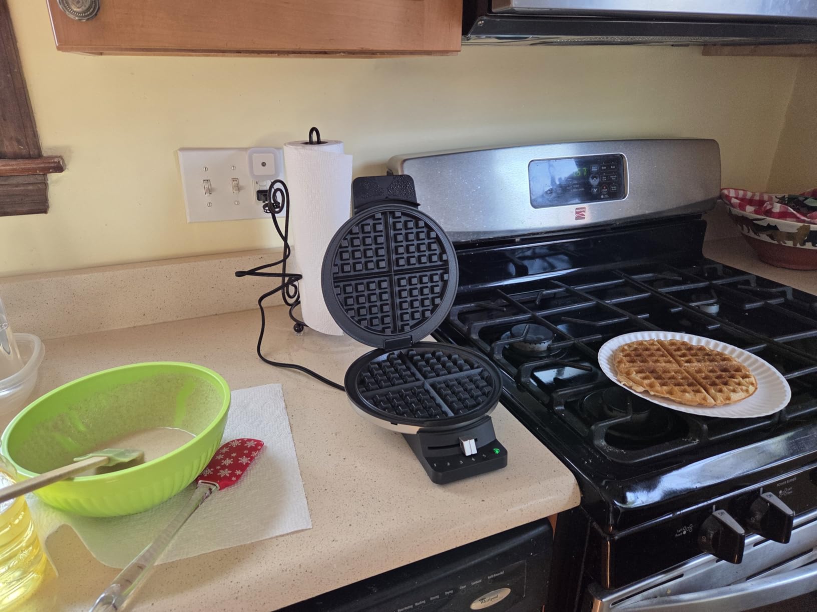 Cuisinart Waffle Maker, 1250W Round Classic Waffle Iron, 5-Setting Adjustable Browning Control, WMR-CAP2, Brushed Stainless customer photo 2