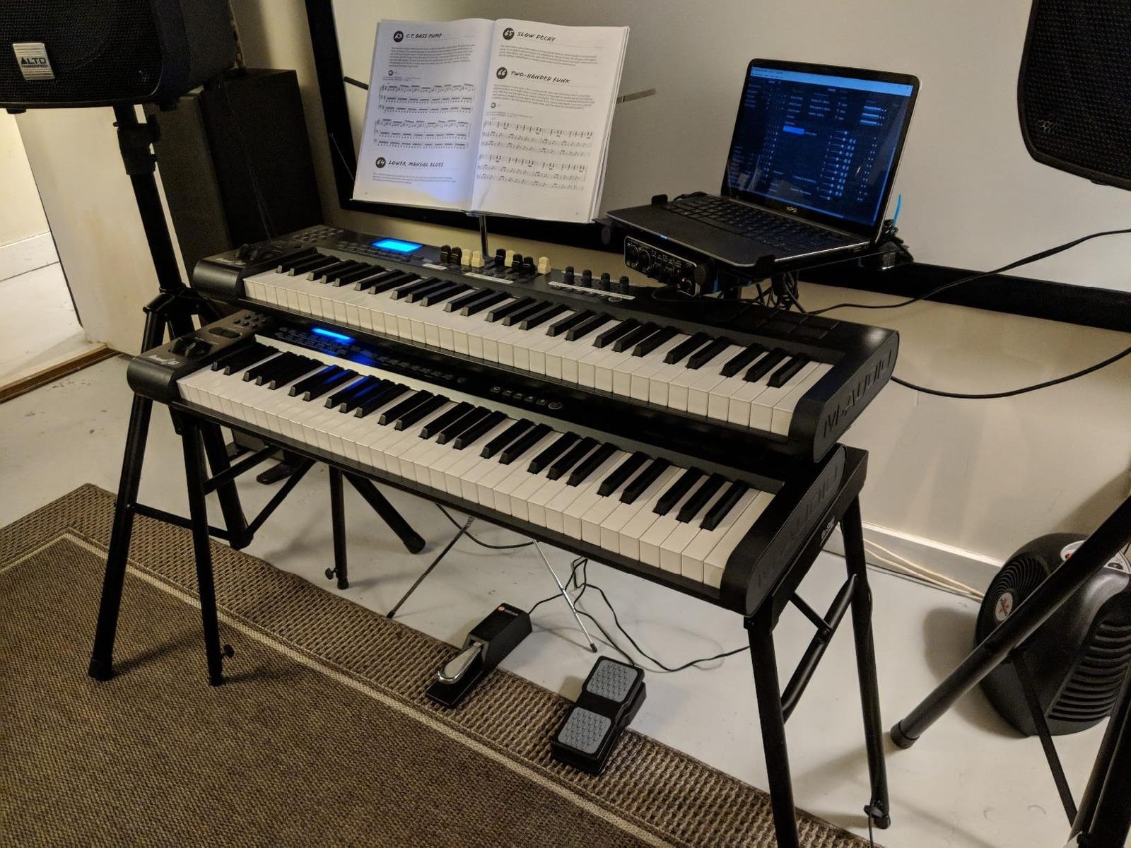 On-Stage KS7150 Platform-Style Keyboard Stand (Setup for Keyboards, Synths, Organs, and Electric Pianos, 230 lb Capacity, Adjustable Height and Width, Folding, Portable, Rubber Feet, Metal, Black) customer photo 1