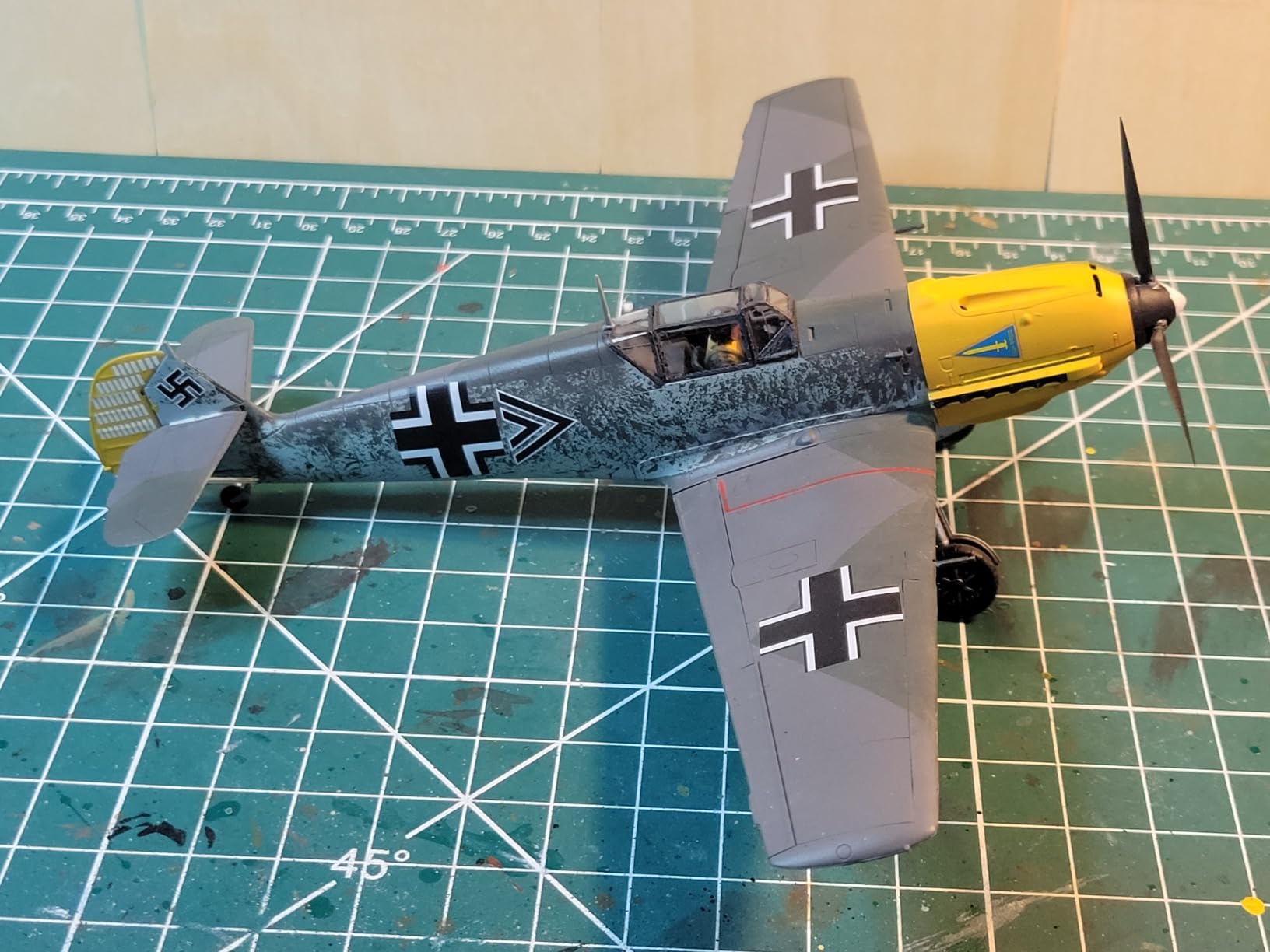 Tamiya 300061063 – 1: 48 WWII Model Set Messerschmitt BF109E-4/7 Trop customer photo 2